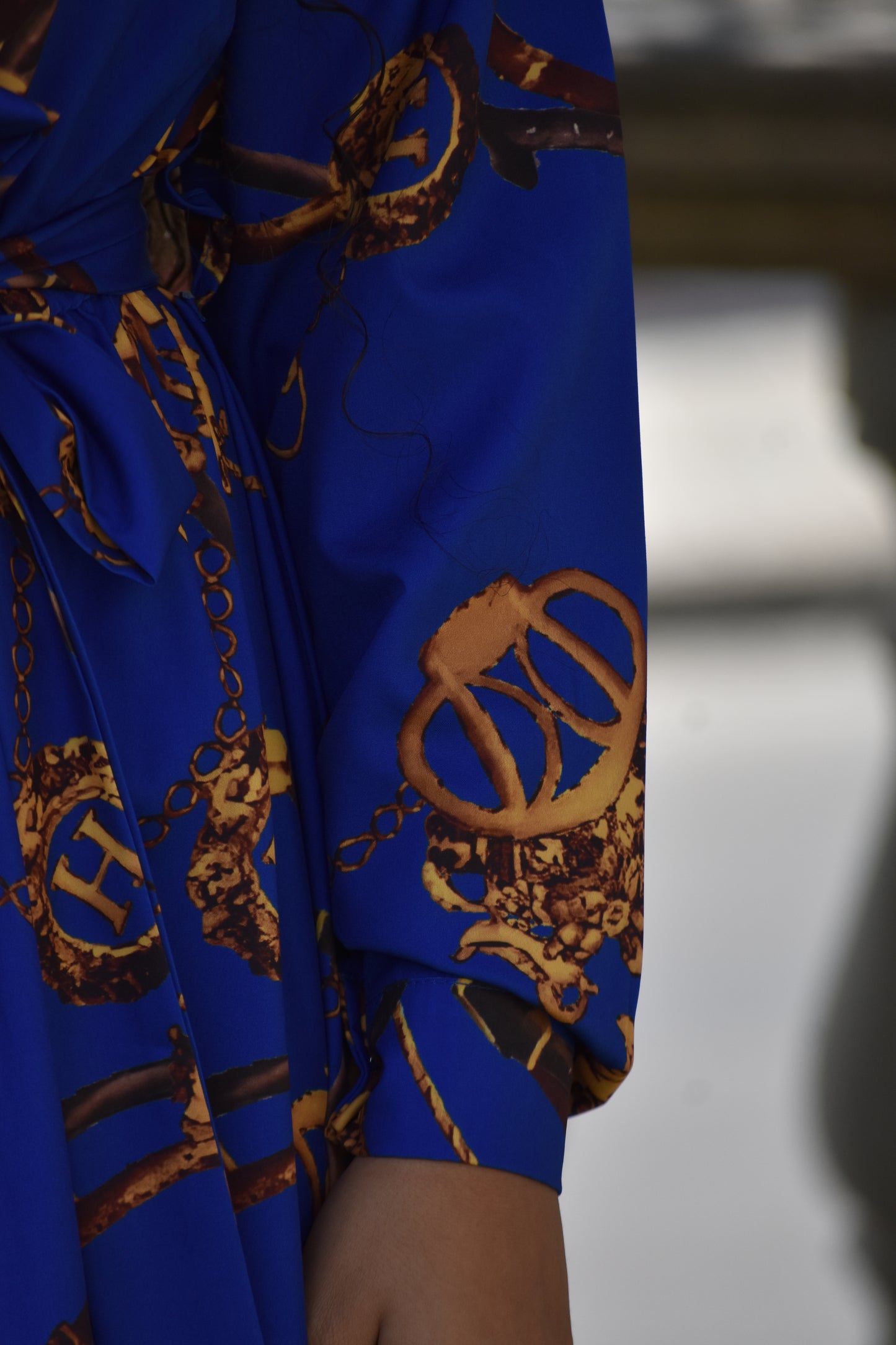 Vestido azul con estampado dorado