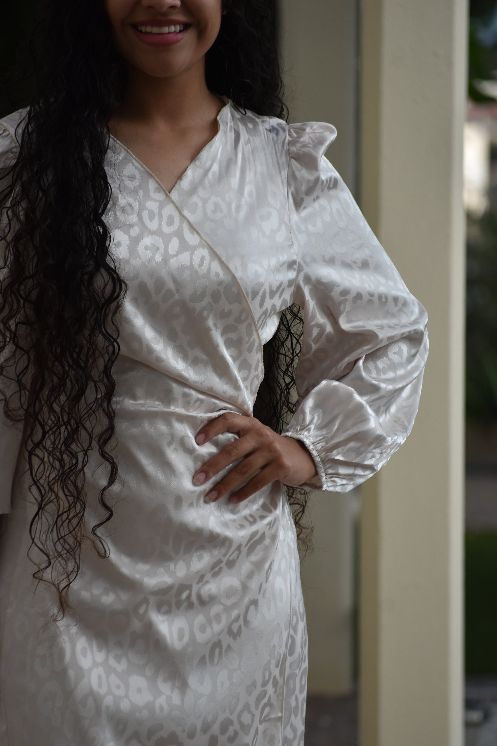 Vestido Crema Satinado Leopardo