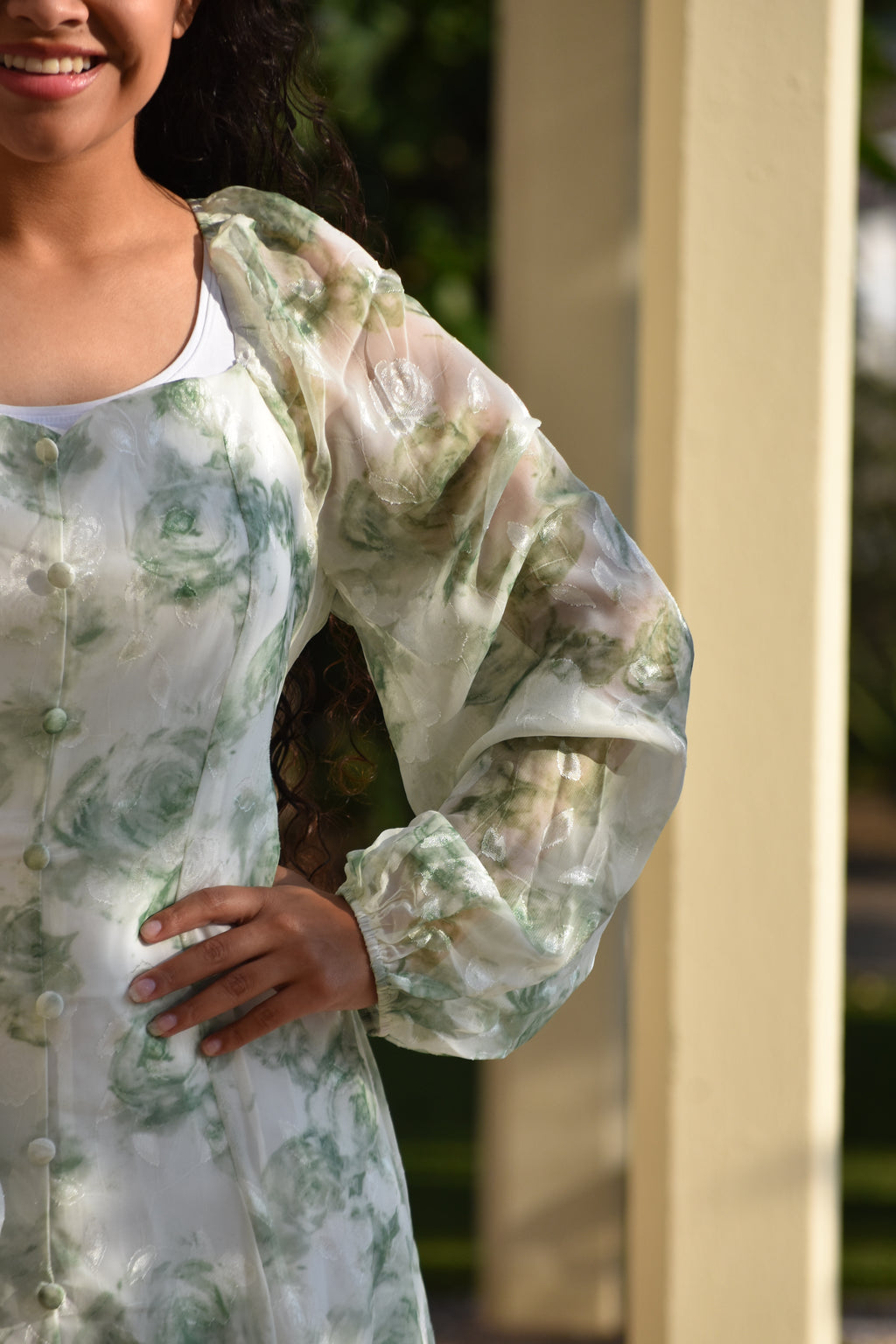 Vestido de seda con estampado de flores verdes