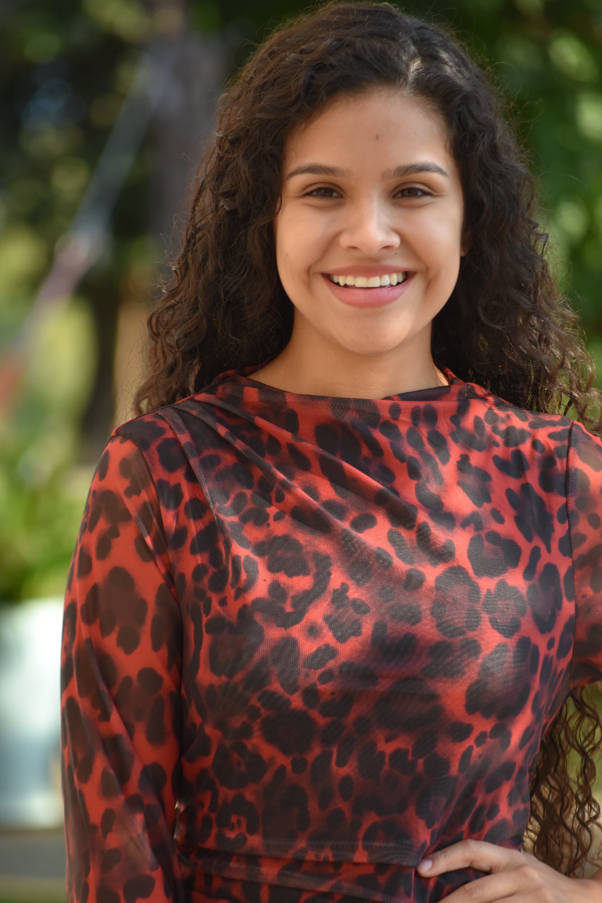 Vestido rojo con estampado leopardo