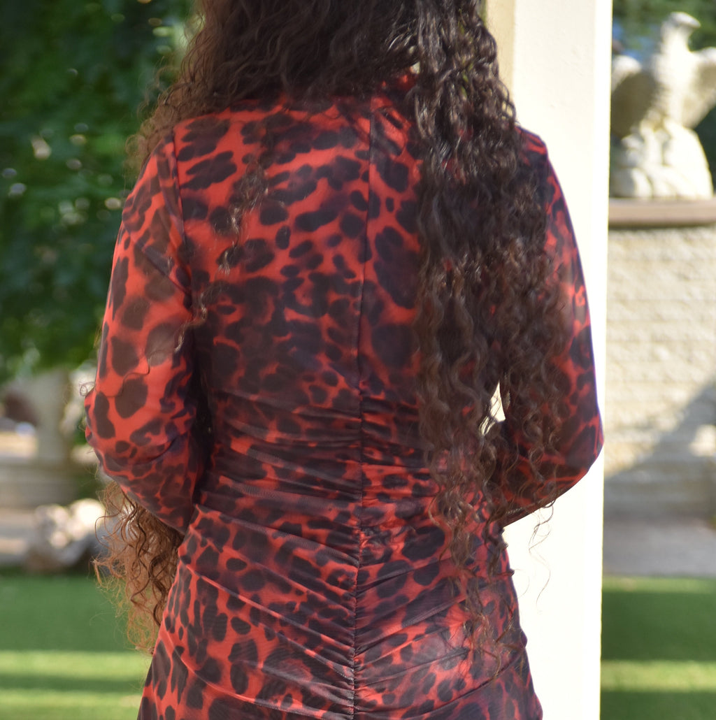 Vestido rojo con estampado leopardo