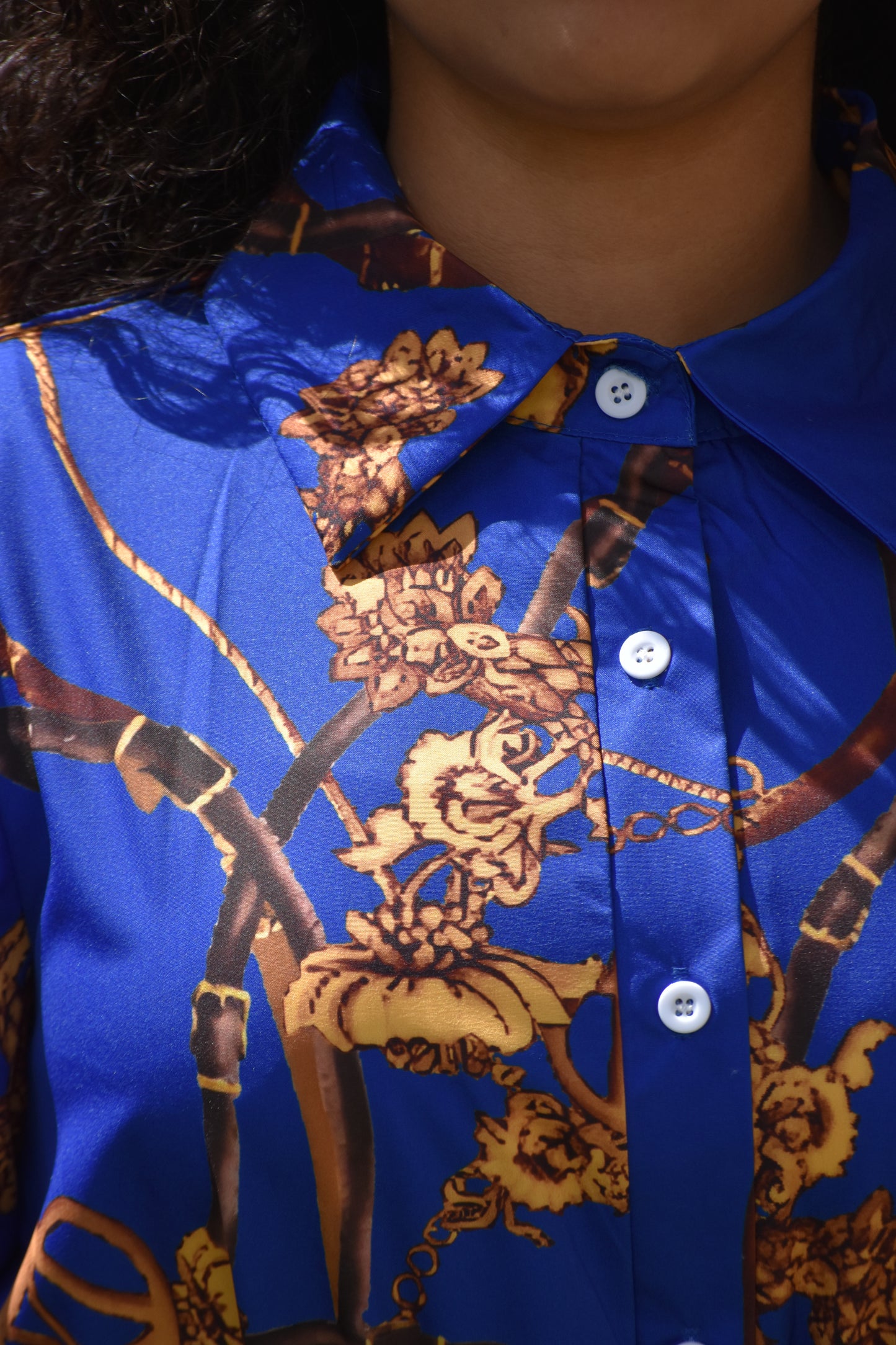 Vestido azul con estampado dorado