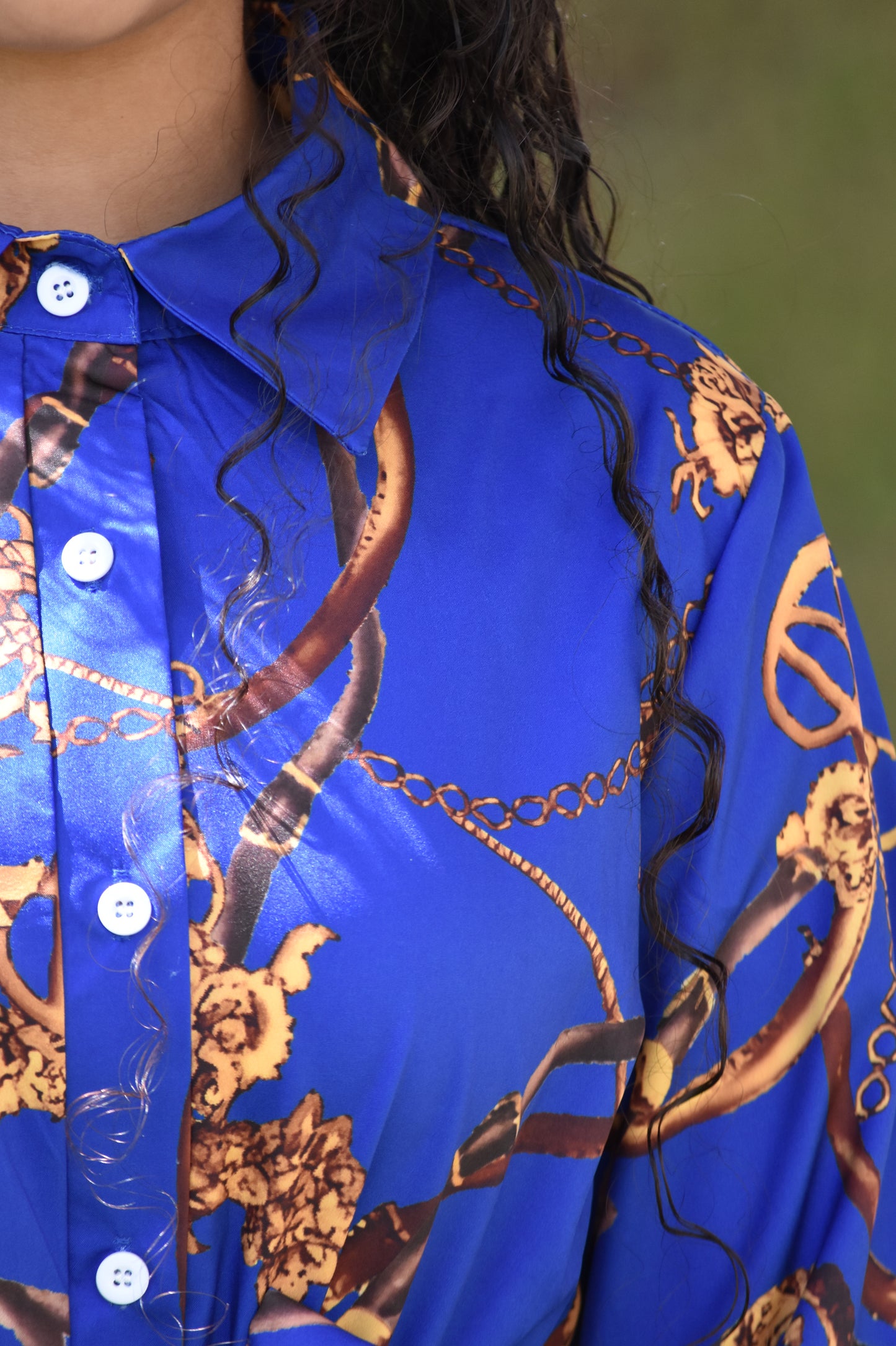 Vestido azul con estampado dorado