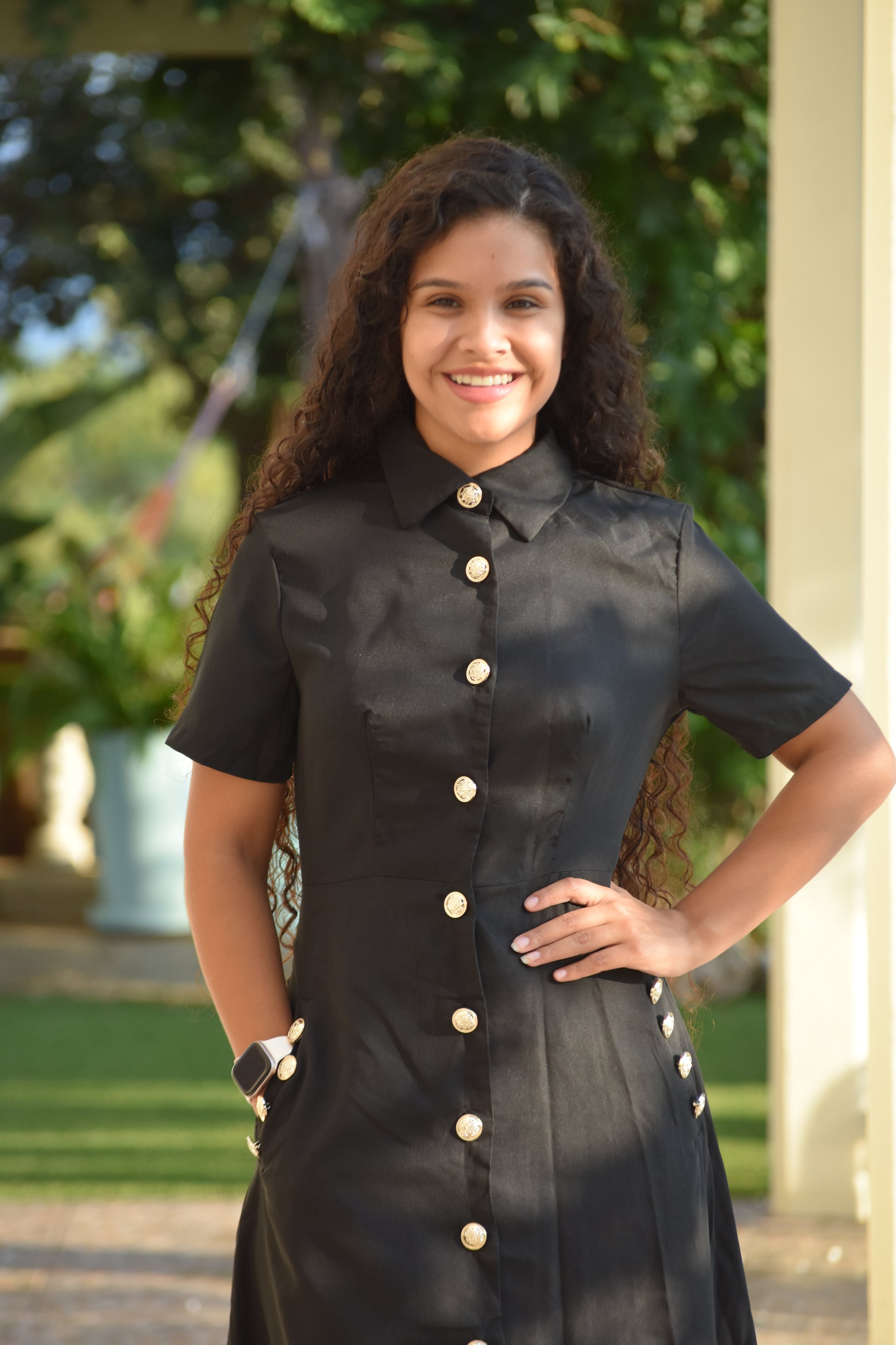 Vestido largo negro con botones dorados y bolsillo