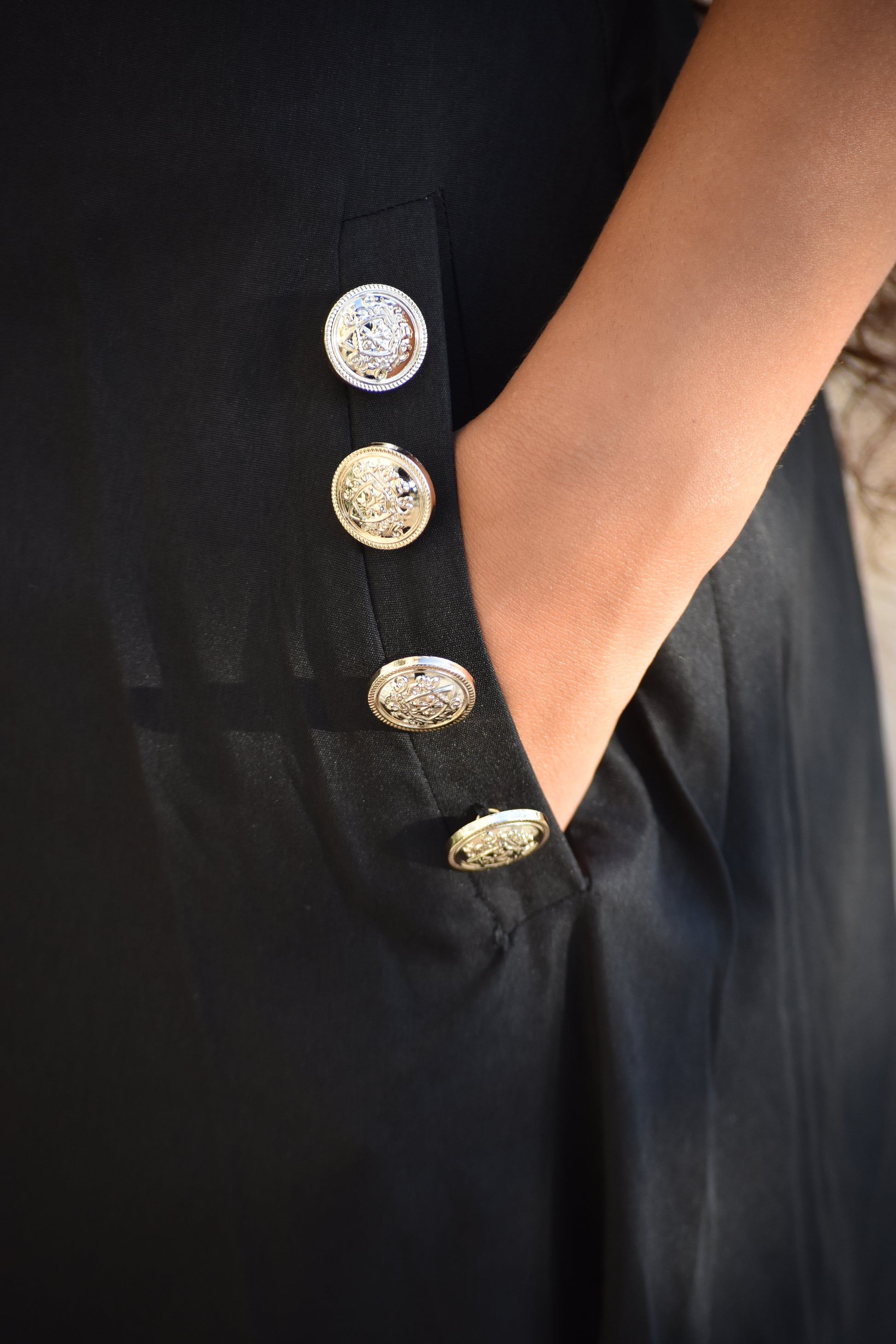 Vestido largo negro con botones dorados y bolsillo