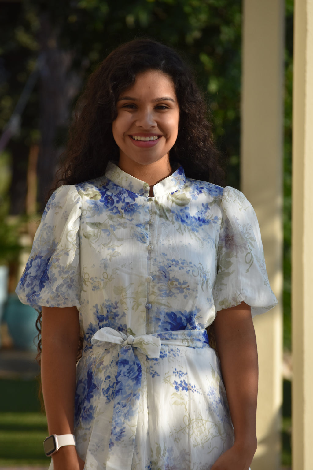 Vestido blanco con flores azules y mangas abombadas