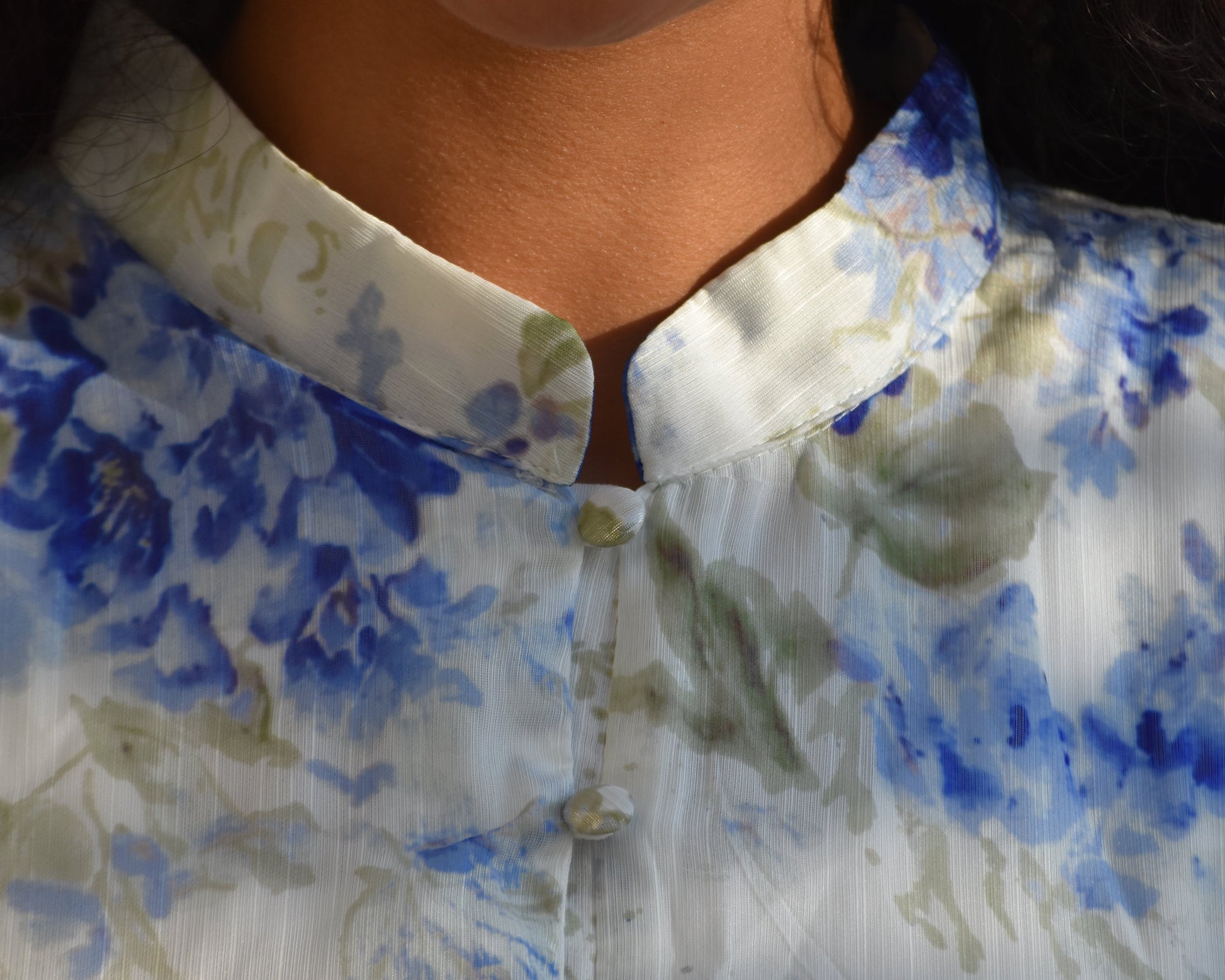 Vestido blanco con flores azules y mangas abombadas