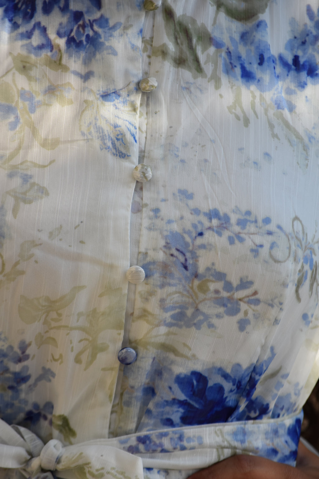 Vestido blanco con flores azules y mangas abombadas