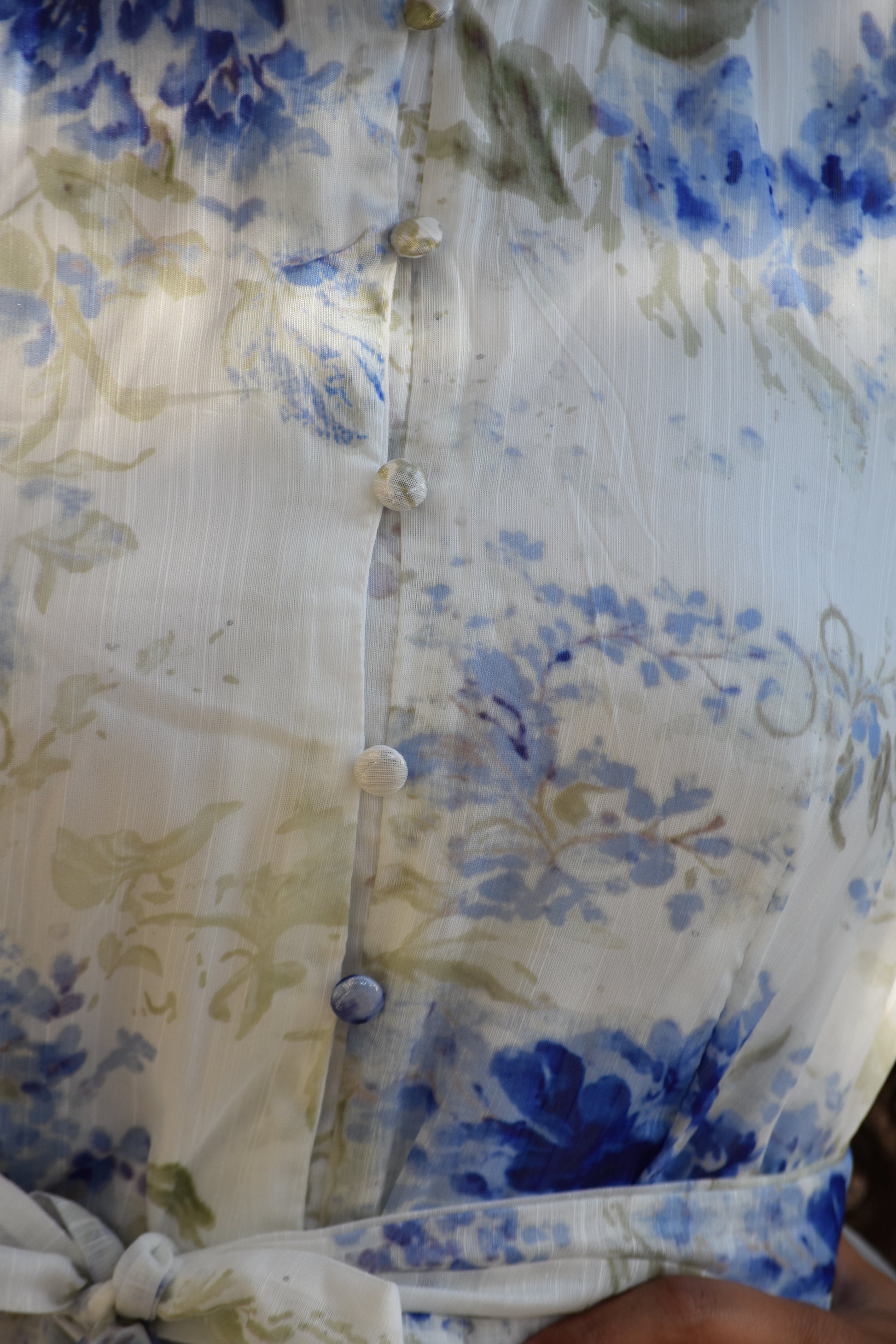 Vestido blanco con flores azules y mangas abombadas