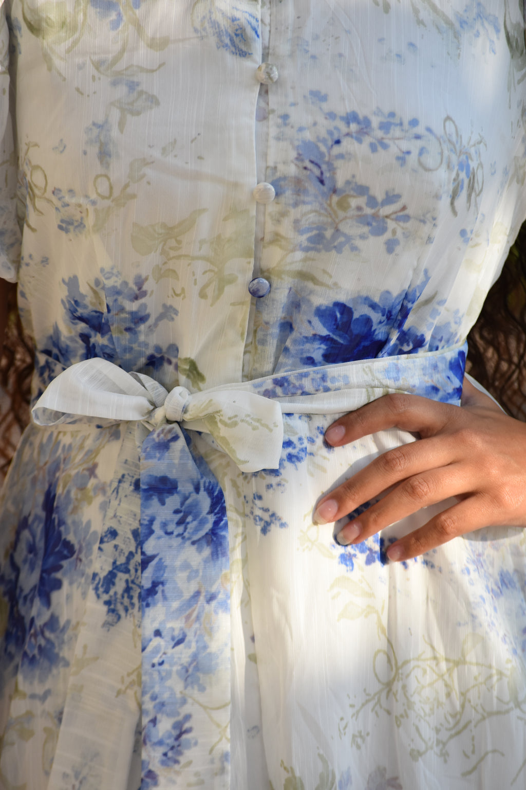 Vestido blanco con flores azules y mangas abombadas