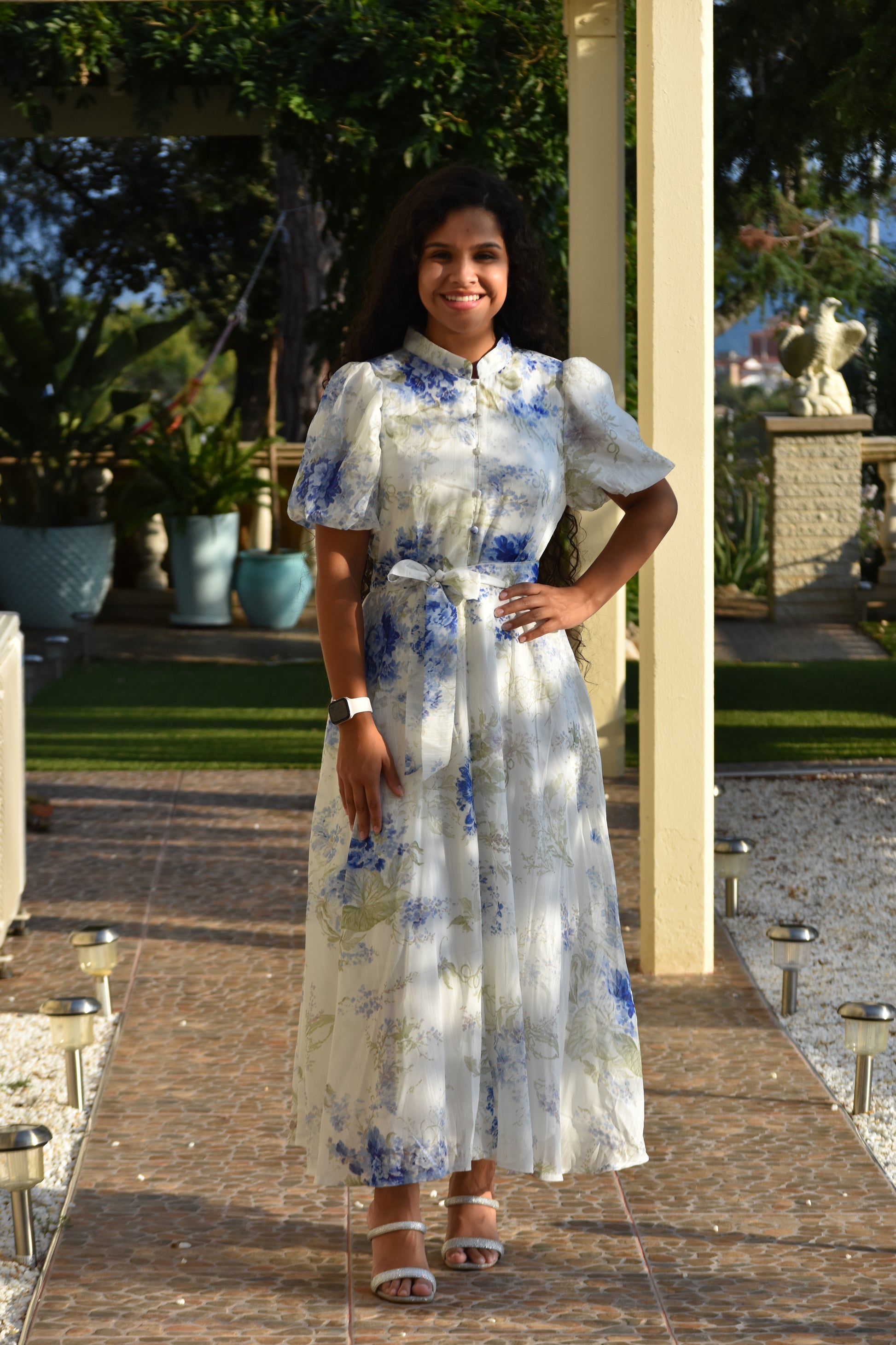 Vestido blanco con flores azules y mangas abombadas