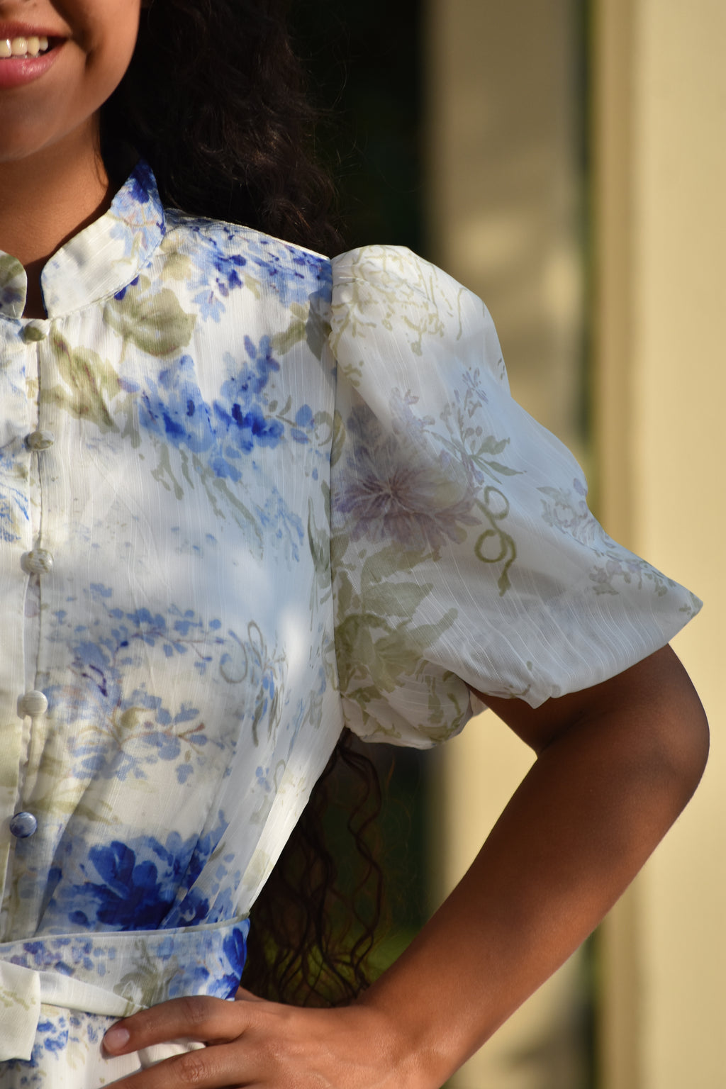 Vestido blanco con flores azules y mangas abombadas