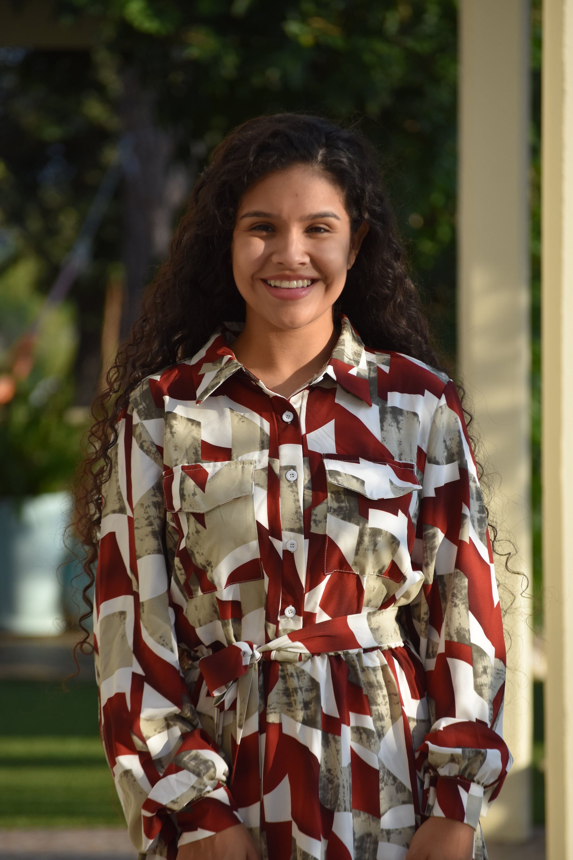 Vestido con patrón de cuadros en rojo y gris marrón