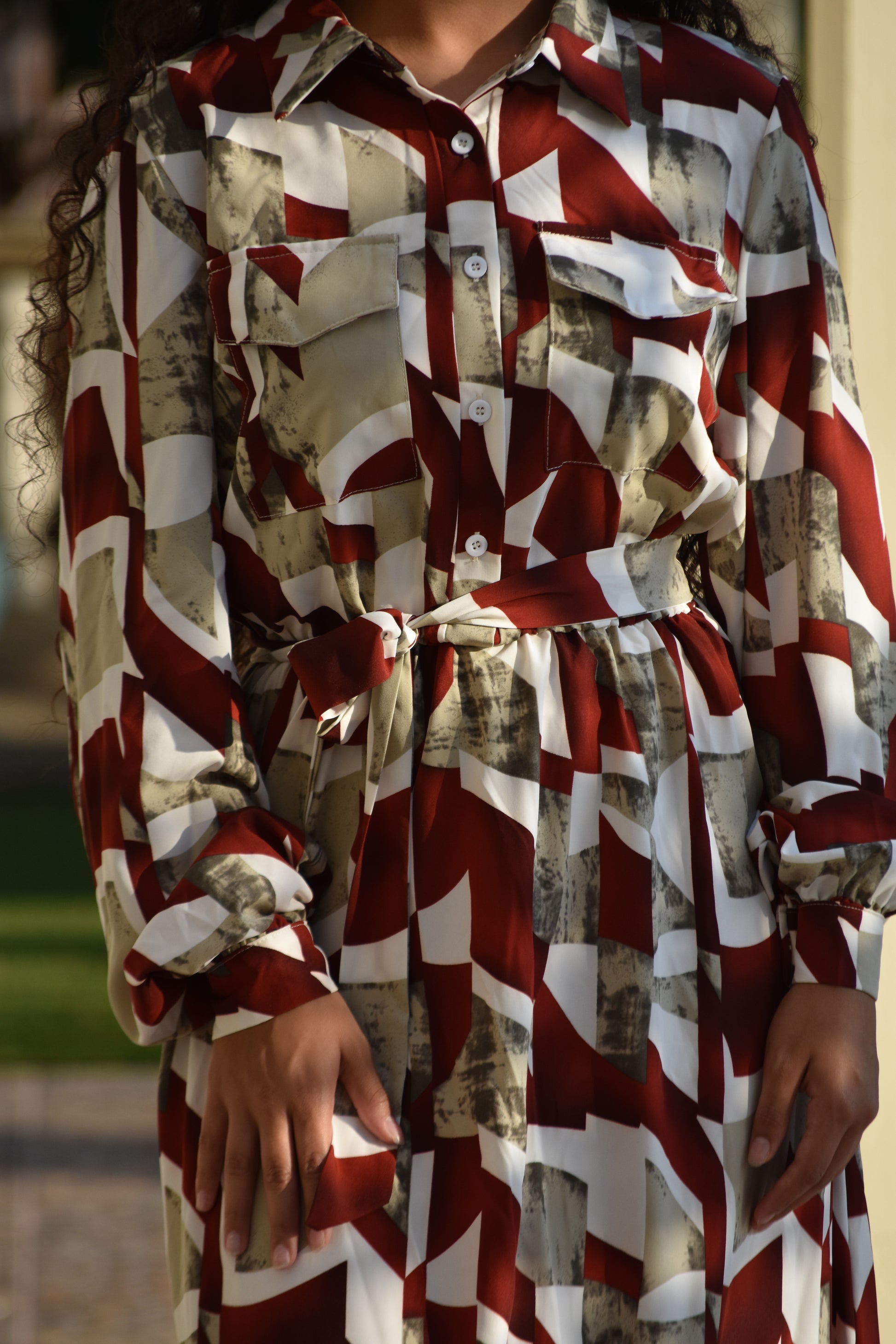 Vestido con patrón de cuadros en rojo y gris marrón