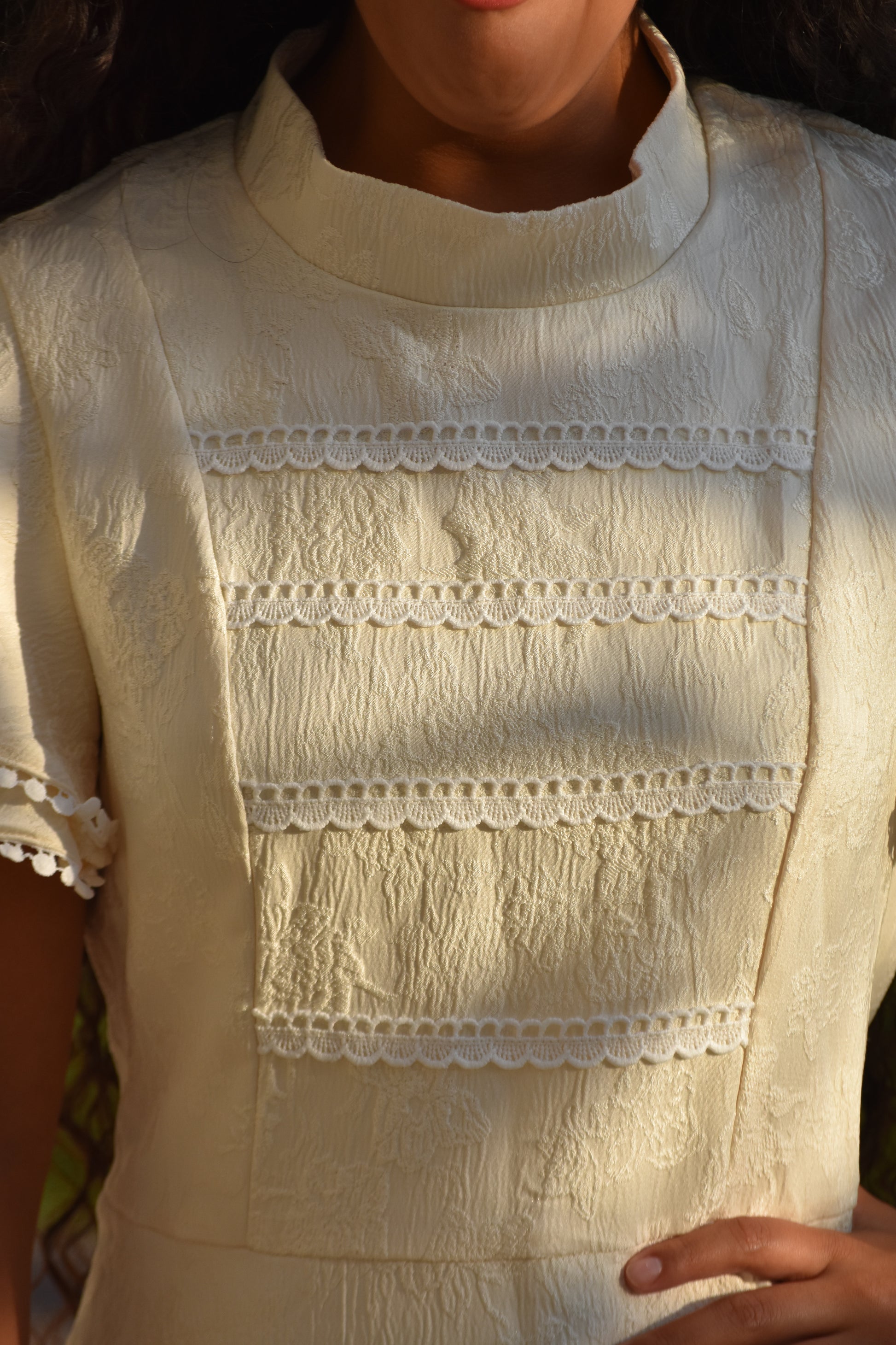 Vestido amarillo pastel con mangas abiertas