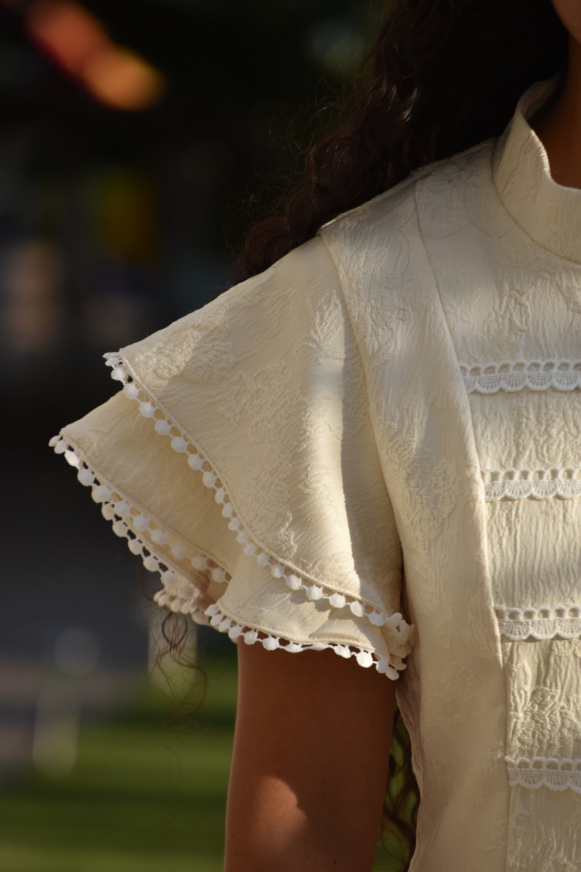 Vestido amarillo pastel con mangas abiertas