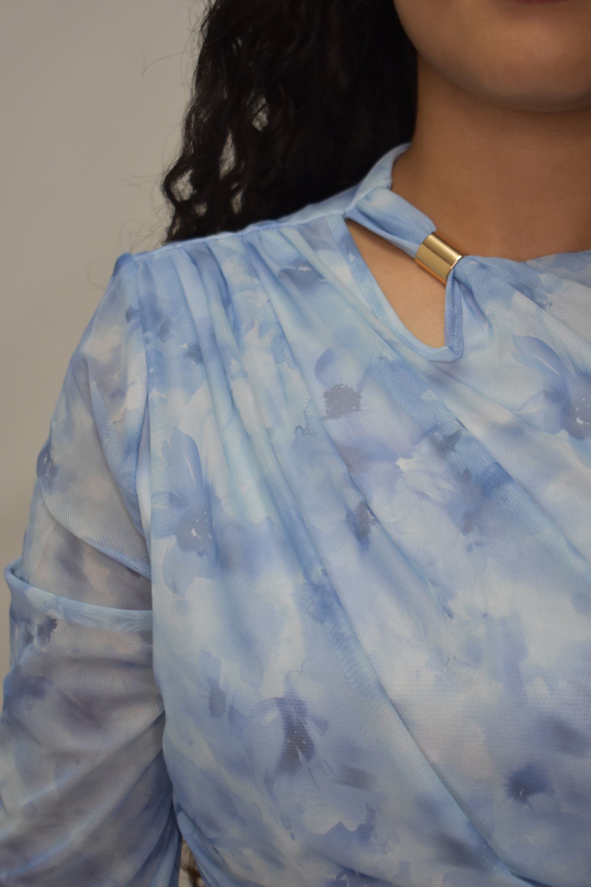 Vestido azul con detalle dorado en cuello