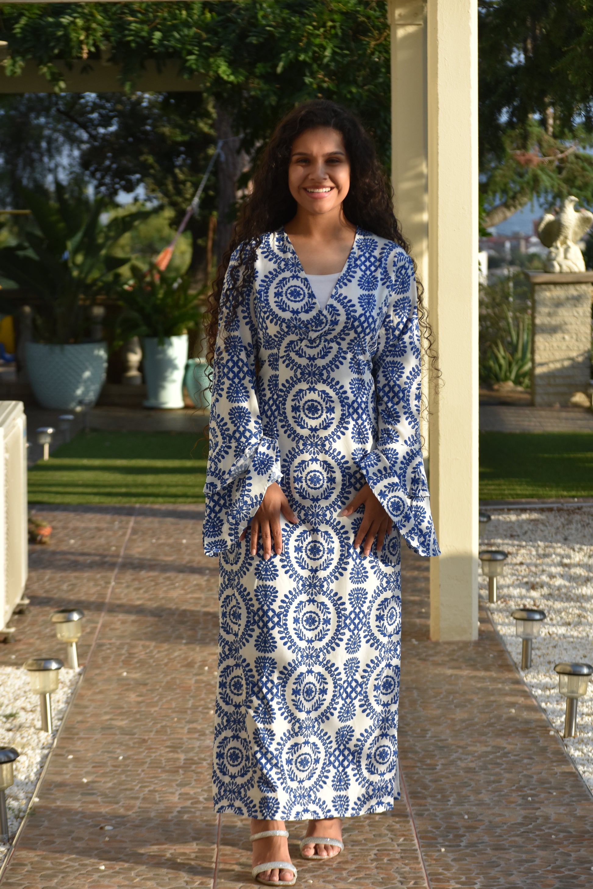 Vestido con patrones azules y mangas de bolero largas