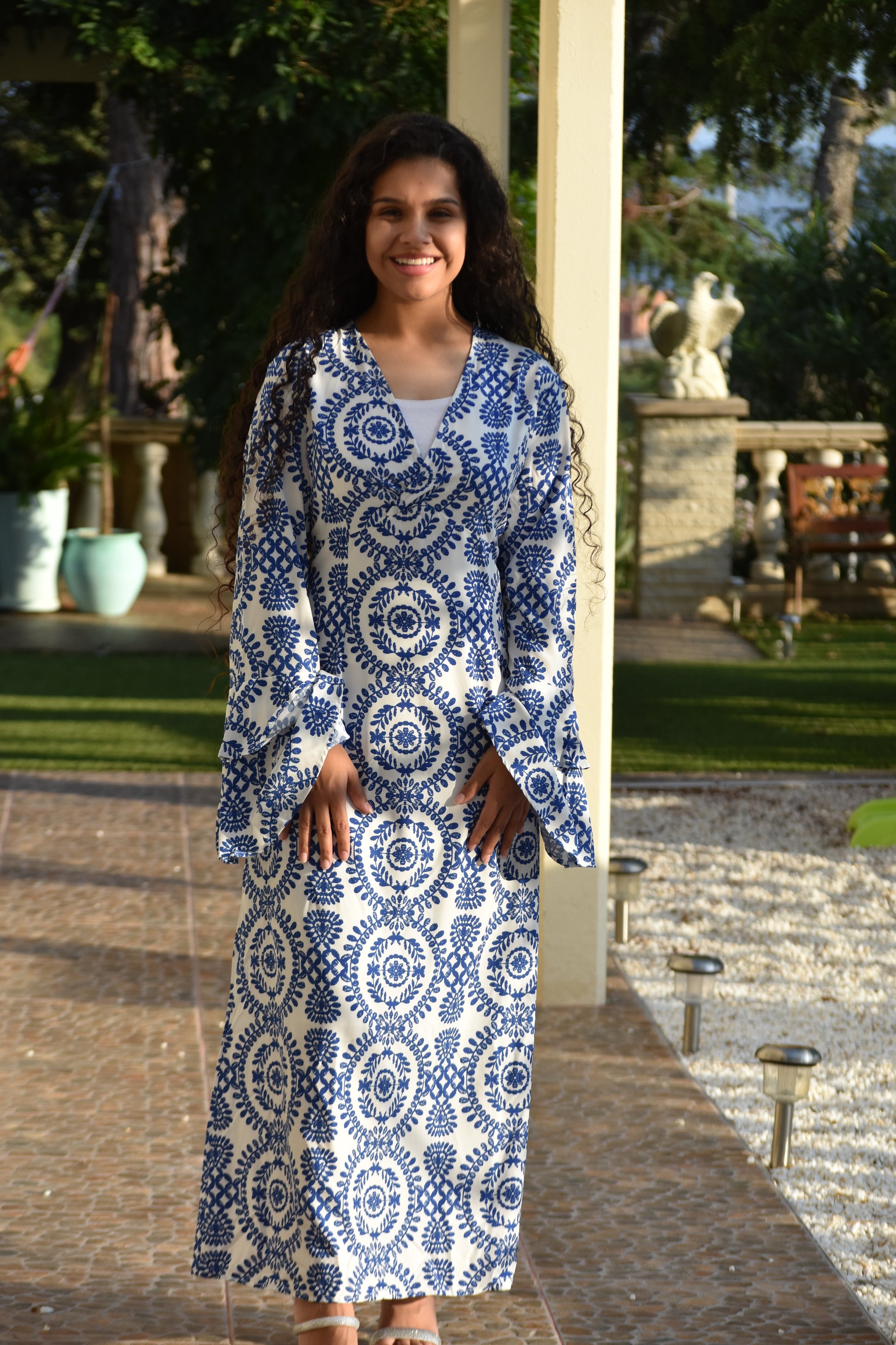 Vestido con patrones azules y mangas de bolero largas