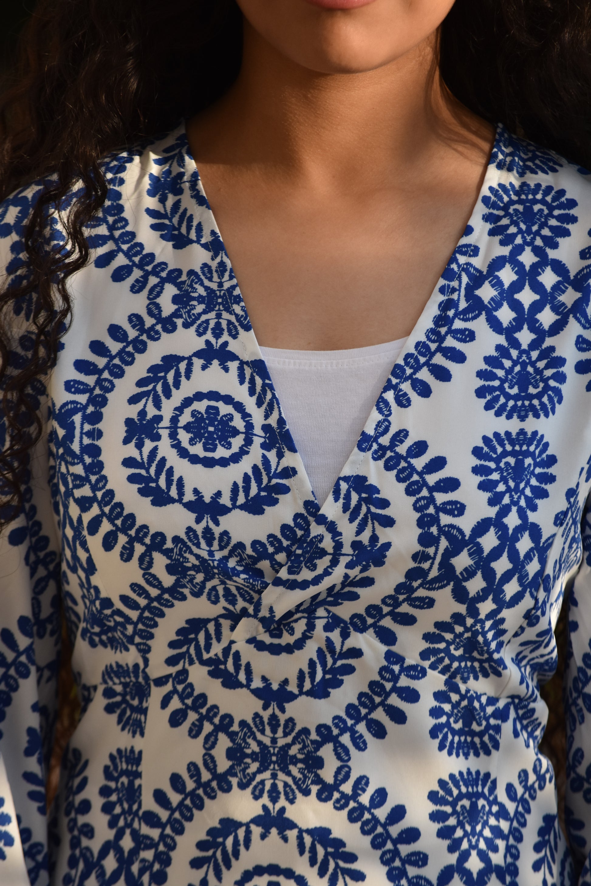 Vestido con patrones azules y mangas de bolero largas