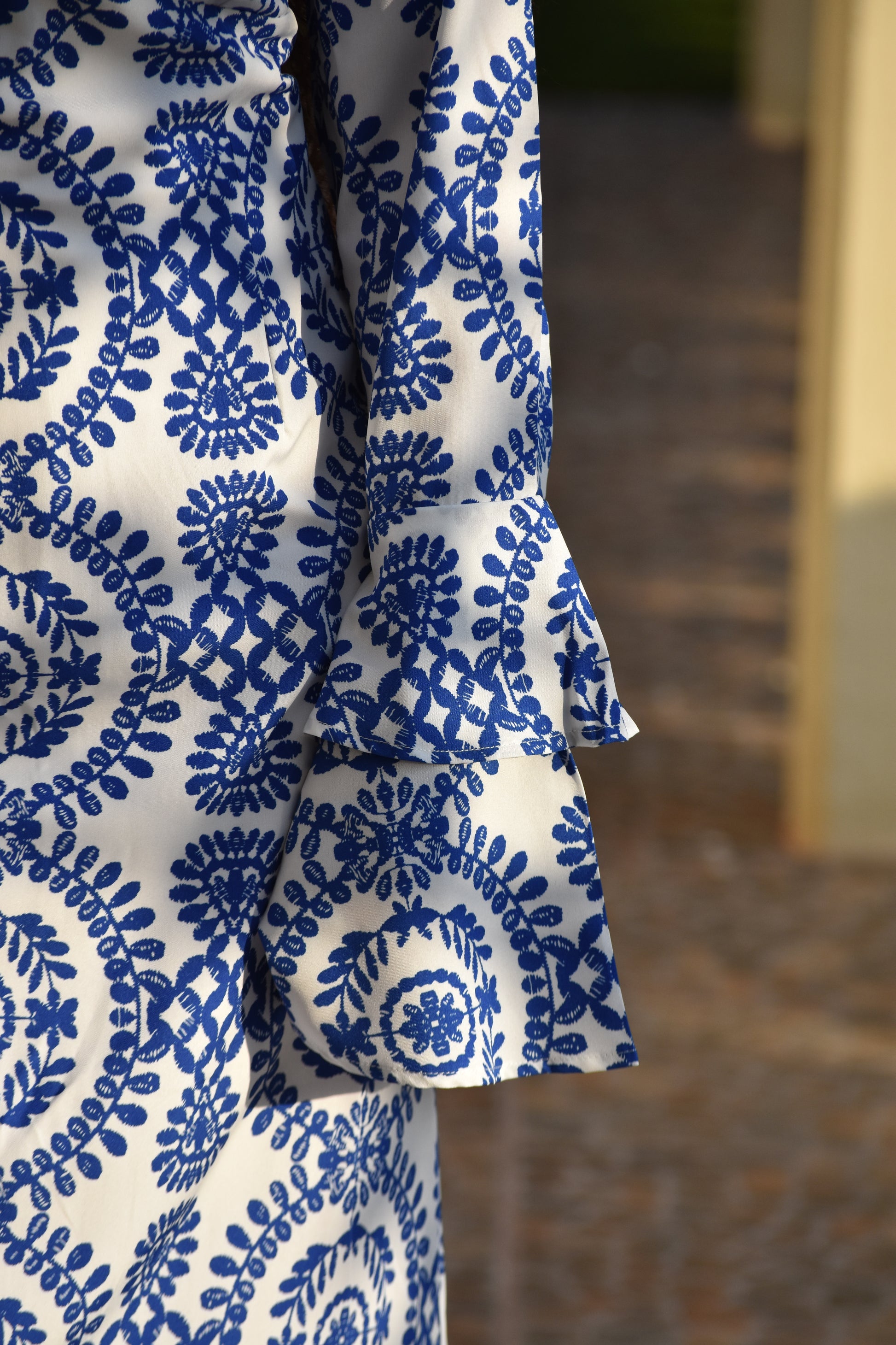 Vestido con patrones azules y mangas de bolero largas