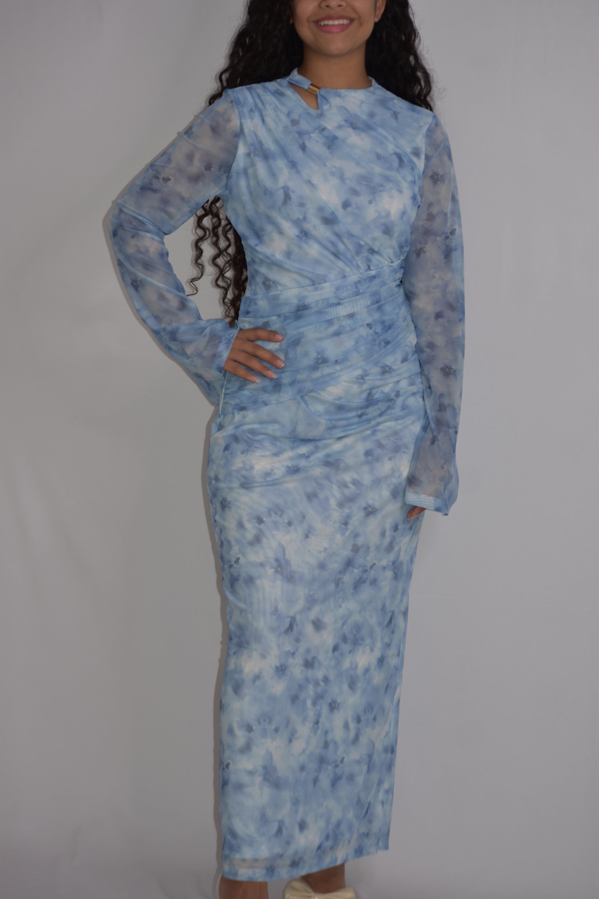 Vestido azul con detalle dorado en cuello