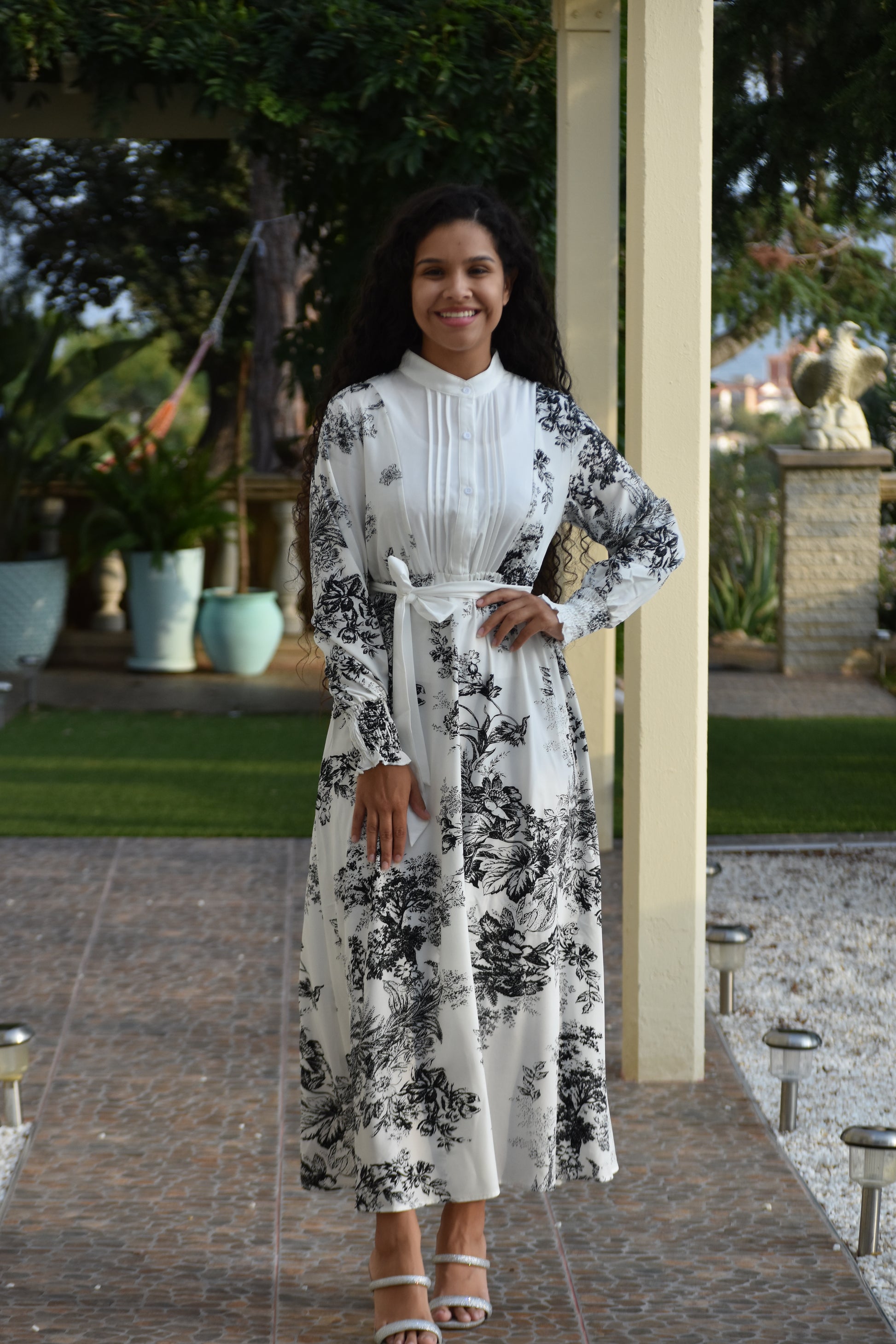 Vestido blanco con patrones de flores negras