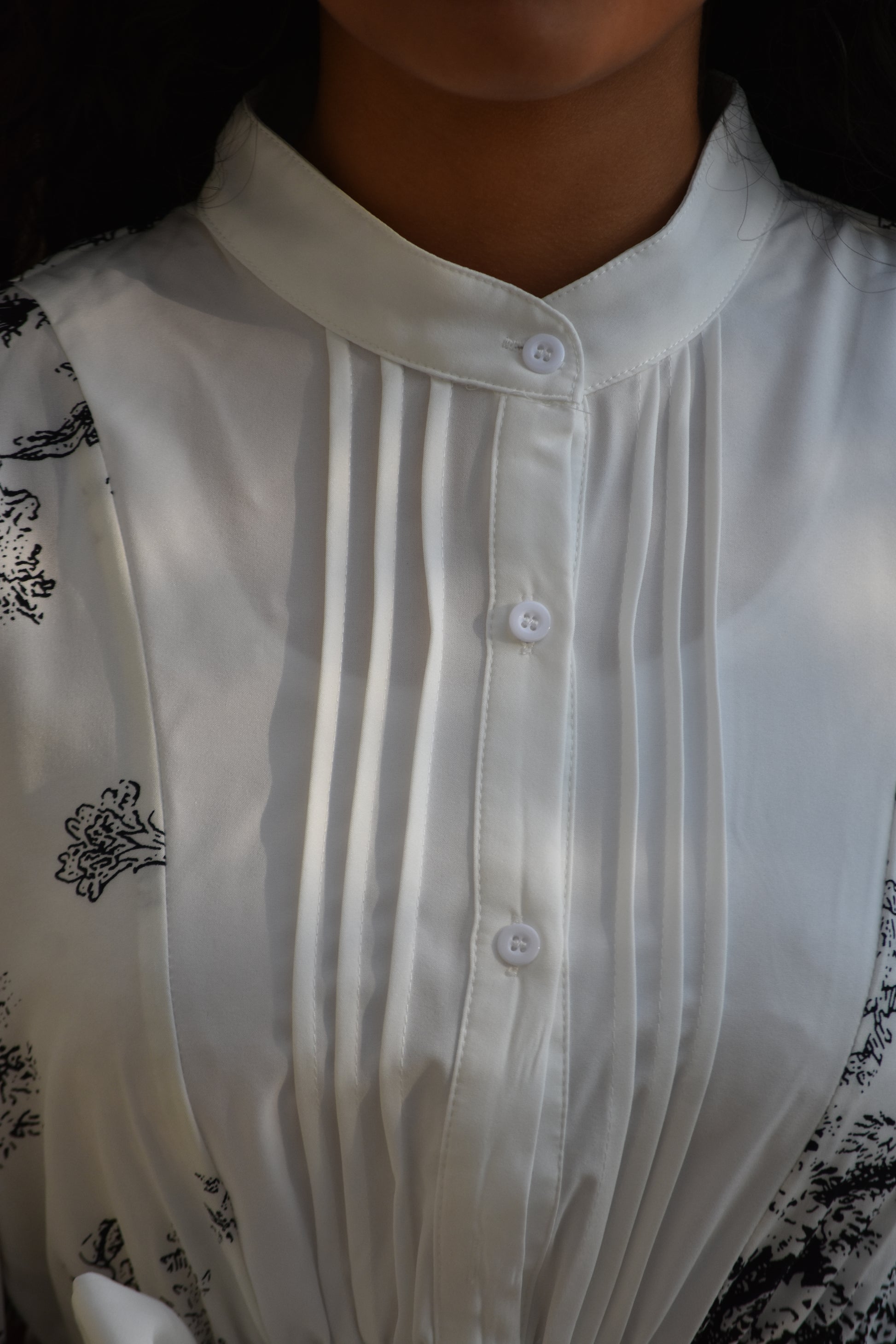 Vestido blanco con patrones de flores negras