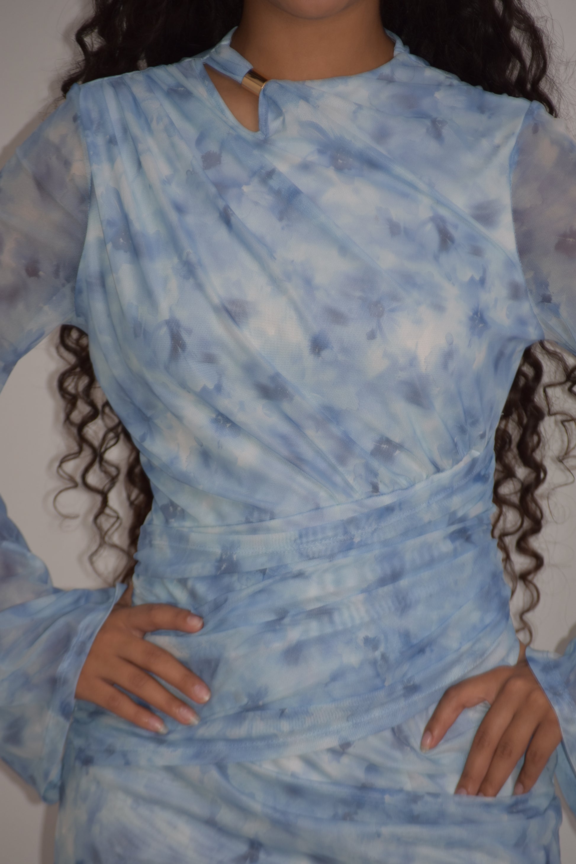 Vestido azul con detalle dorado en cuello