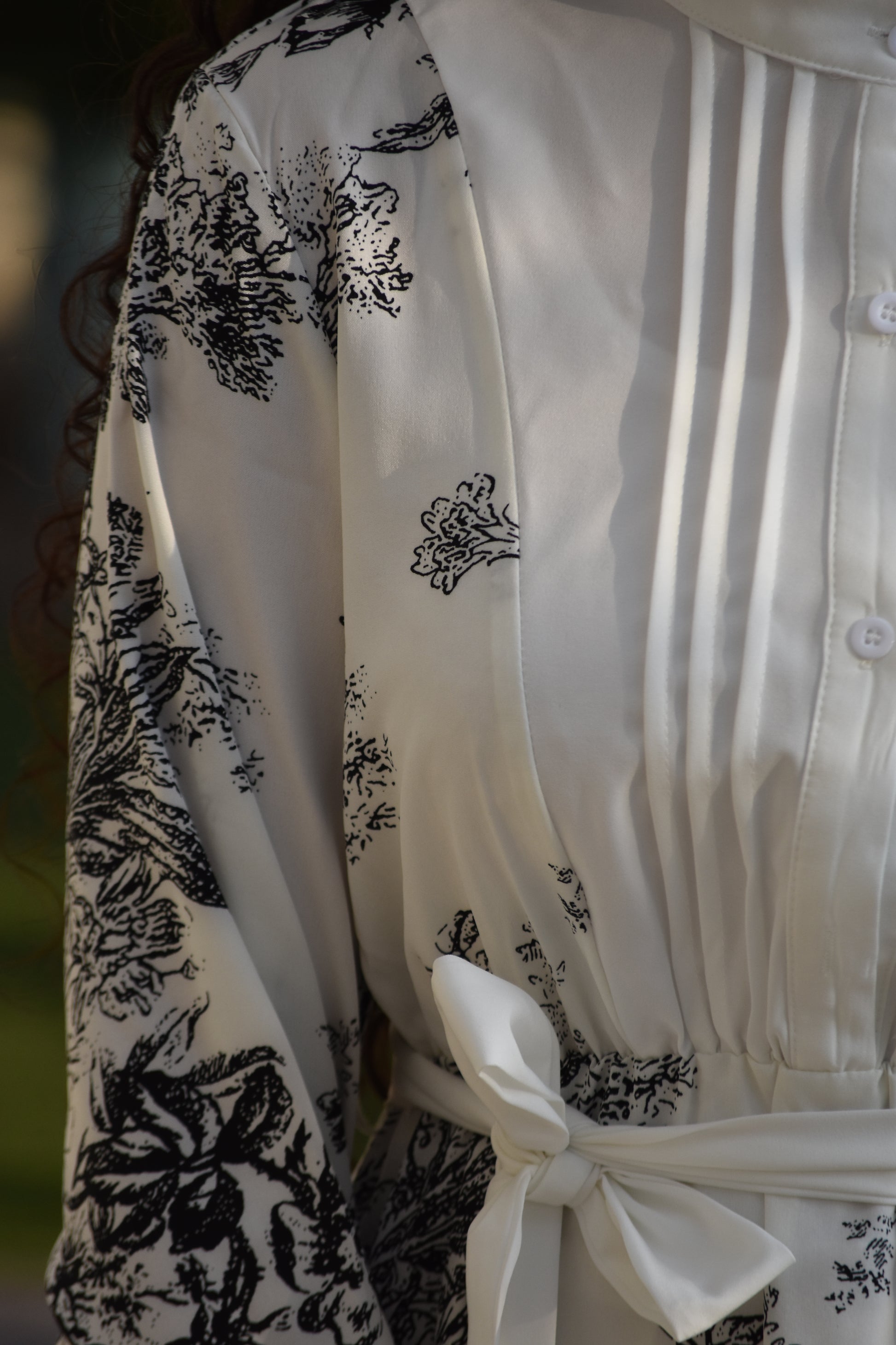 Vestido blanco con patrones de flores negras