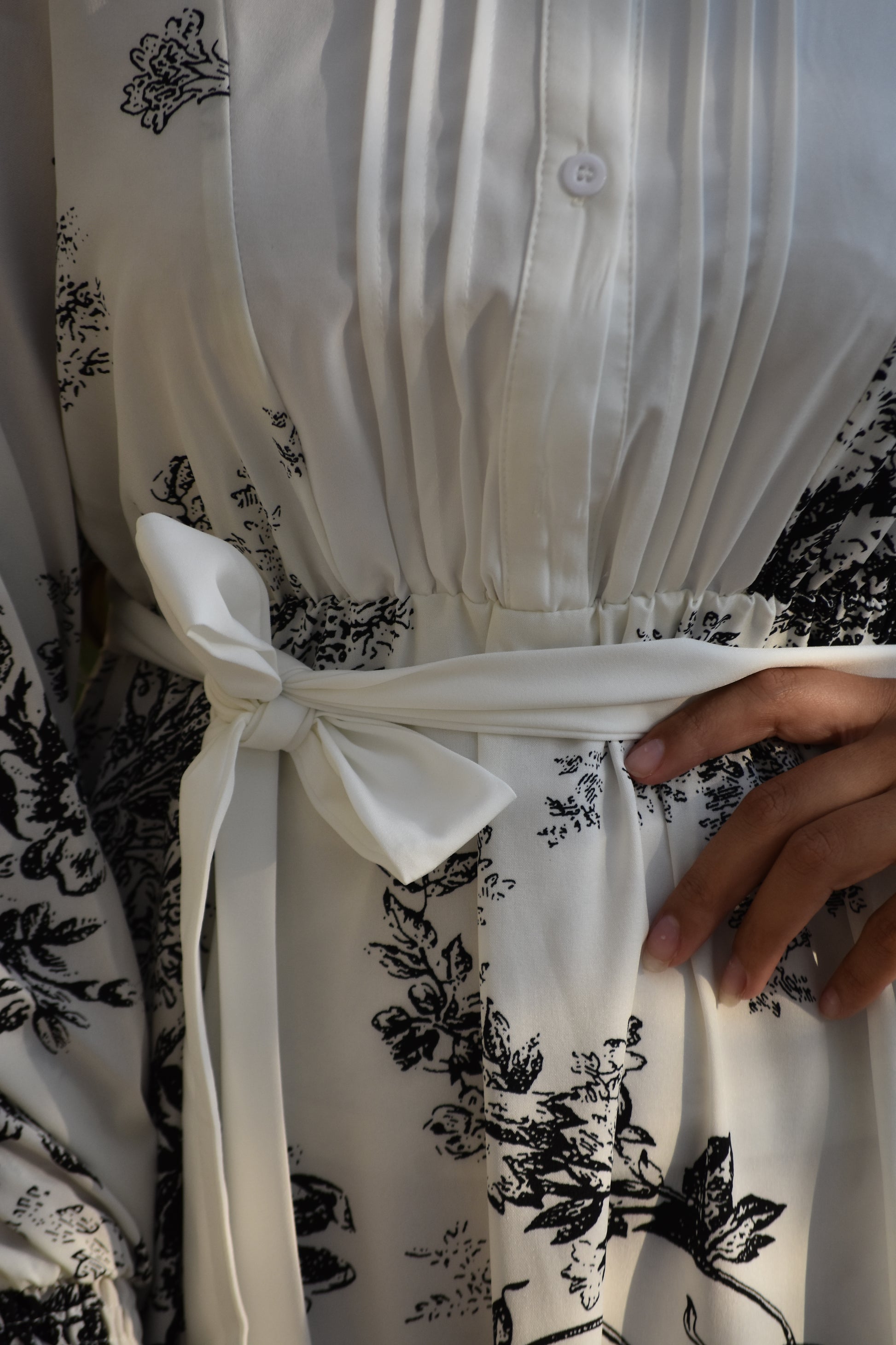 Vestido blanco con patrones de flores negras