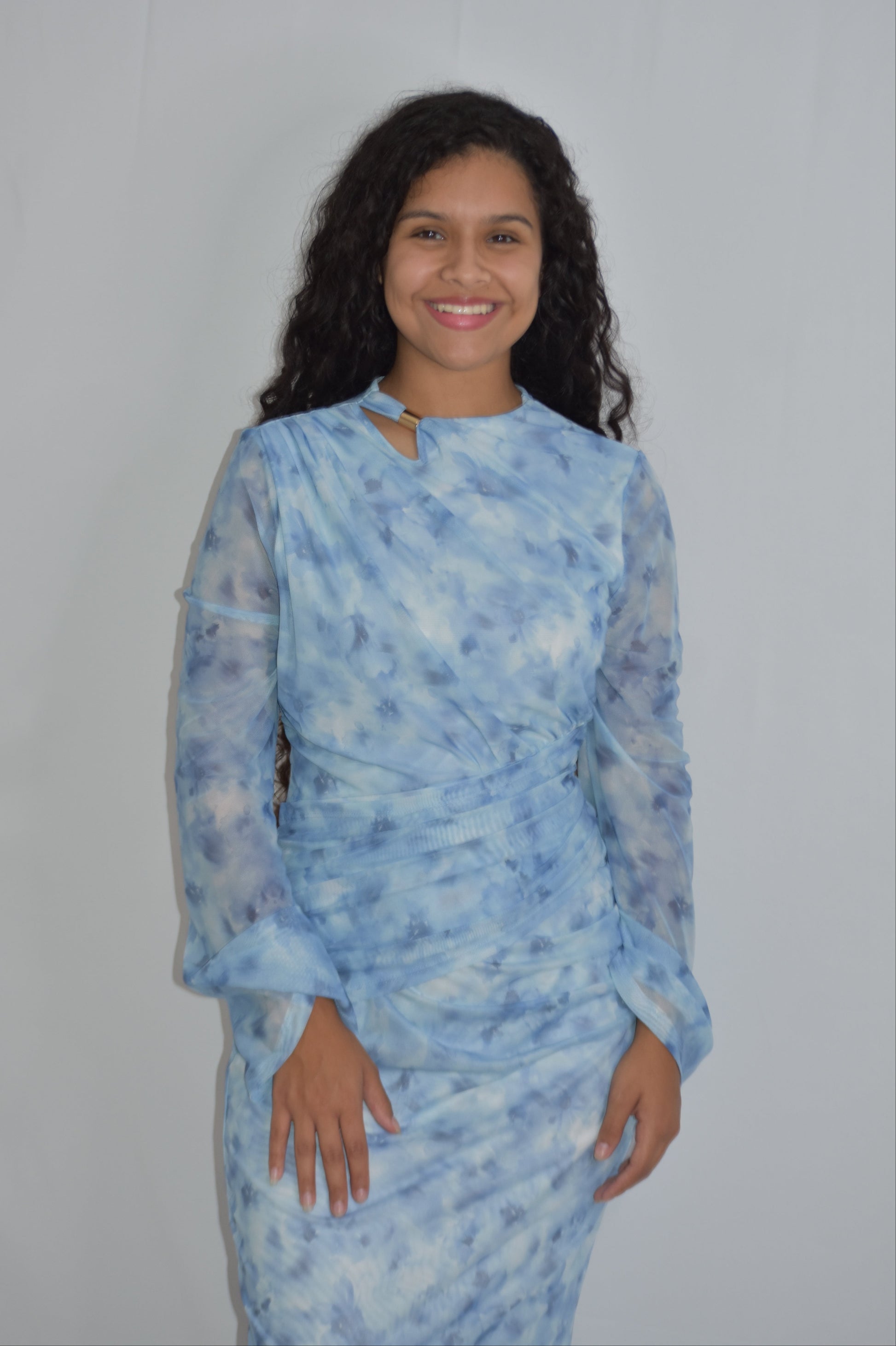 Vestido azul con detalle dorado en cuello