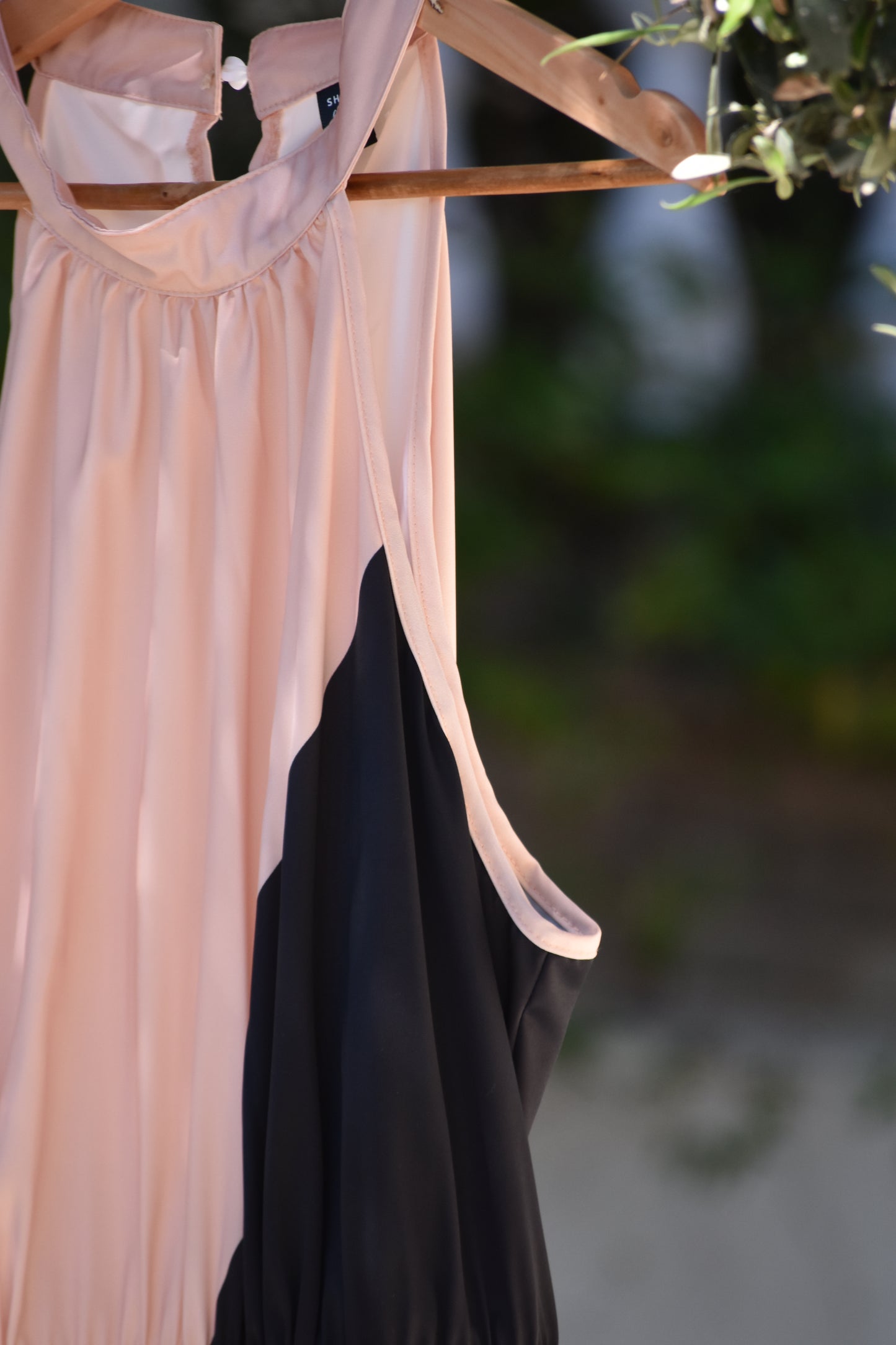 Vestido marrón claro y negro cinturón