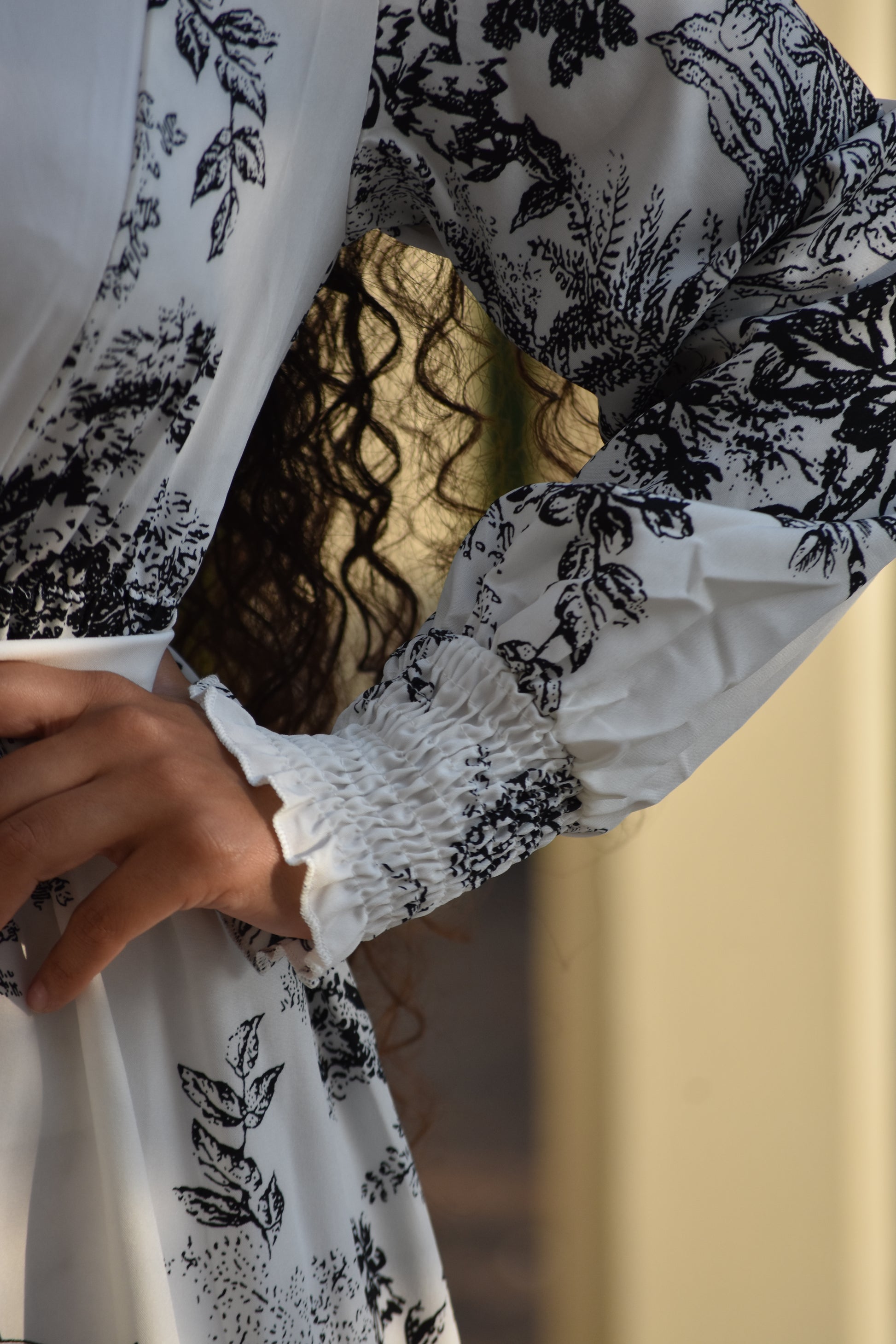 Vestido blanco con patrones de flores negras