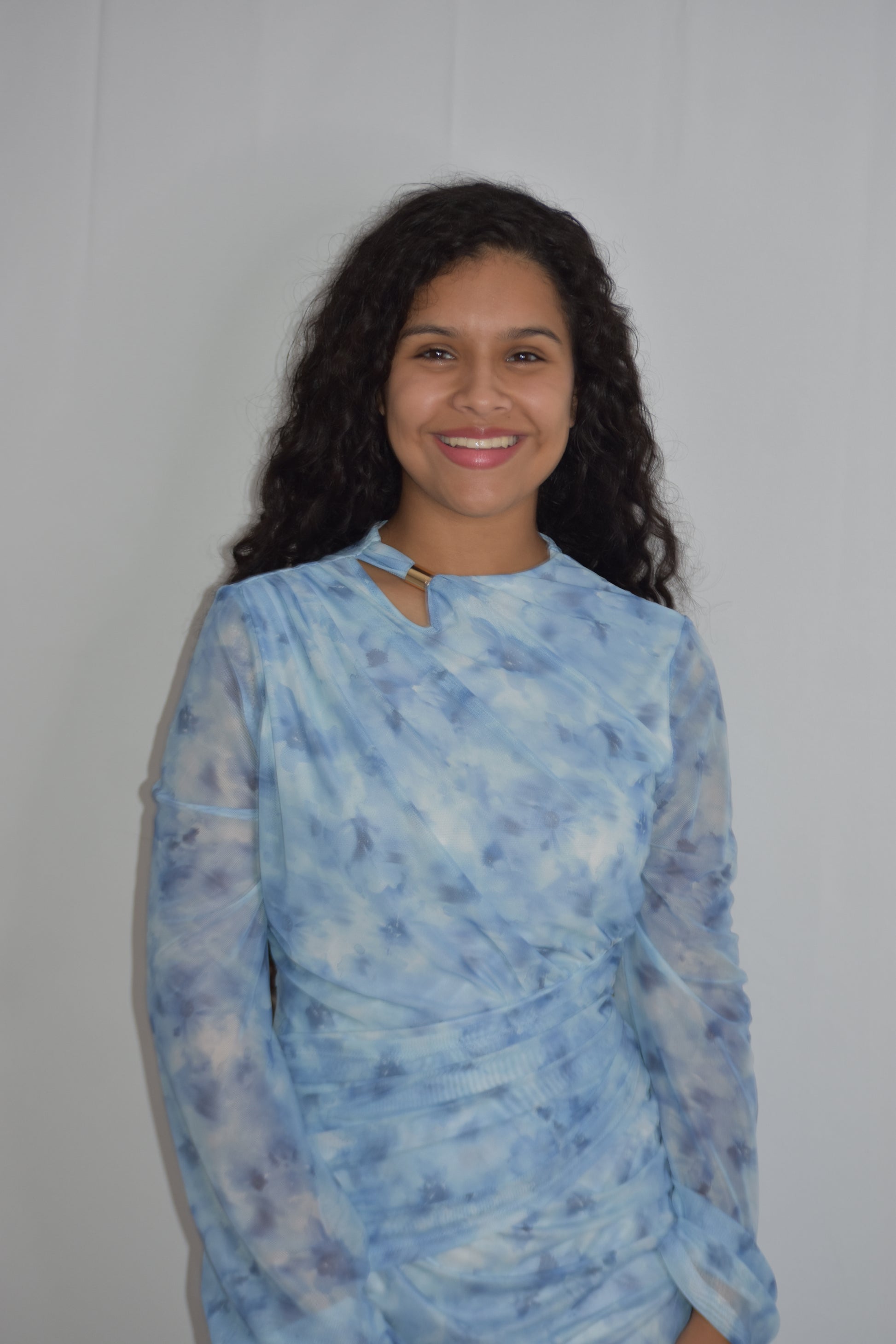 Vestido azul con detalle dorado en cuello