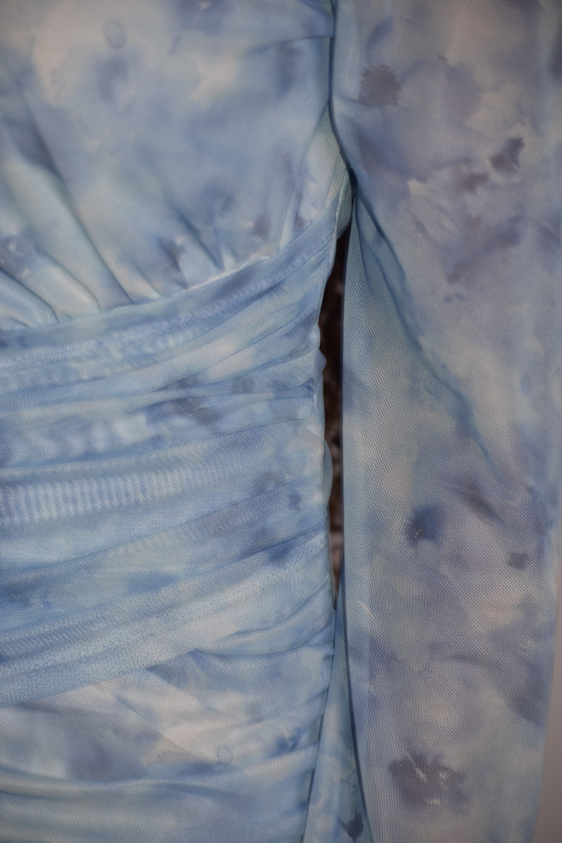 Vestido azul con detalle dorado en cuello