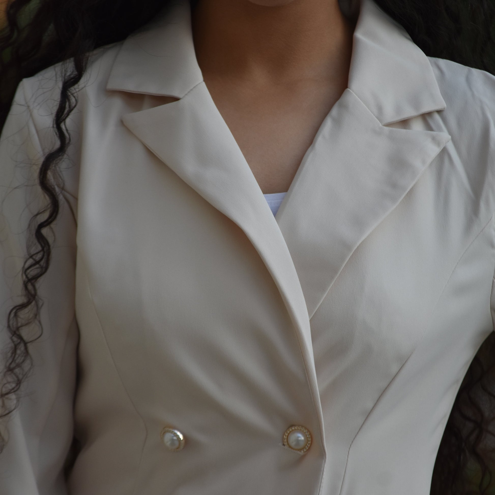 Vestido beige estilo chaqueta con flecos a los lados