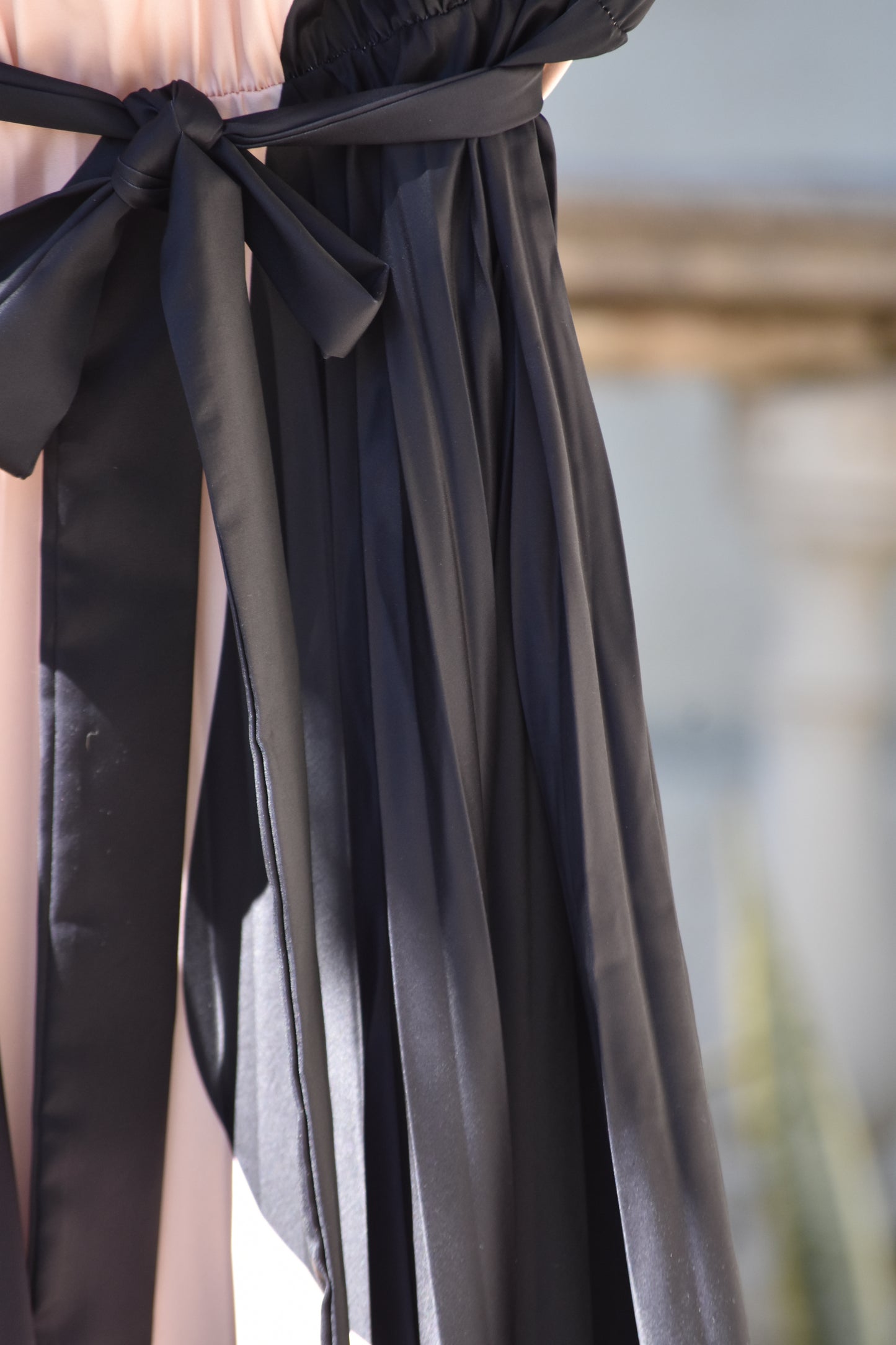 Vestido marrón claro y negro cinturón