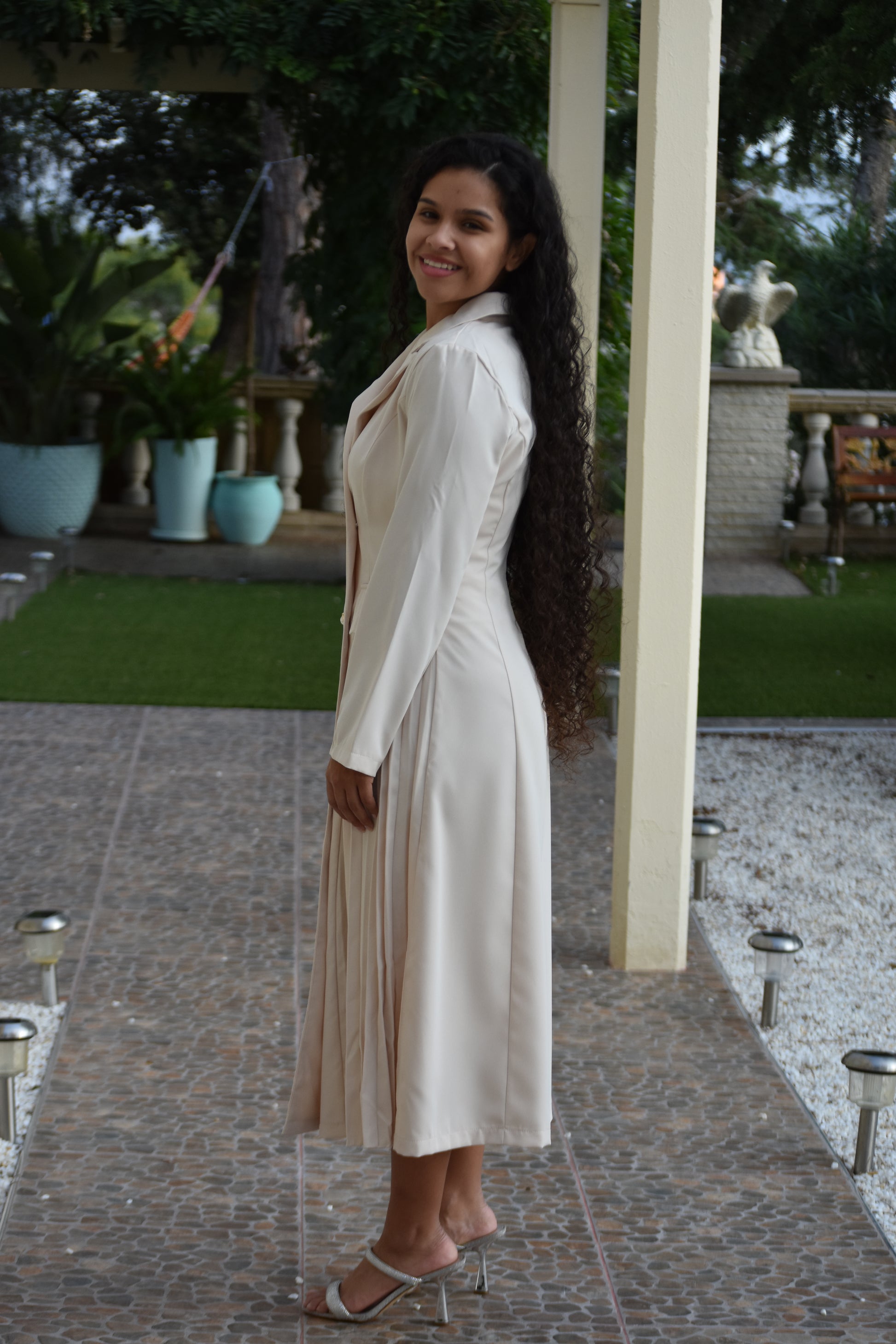 Vestido beige estilo chaqueta con flecos a los lados