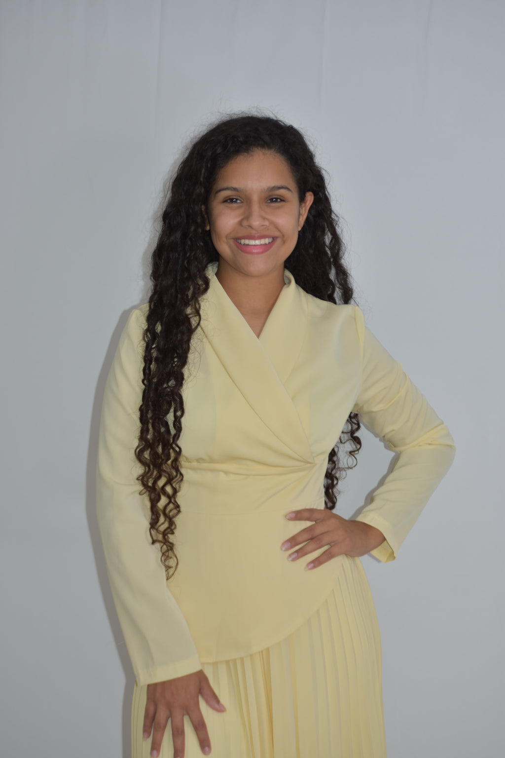 Conjunto de camisa y falda plisada amarilla