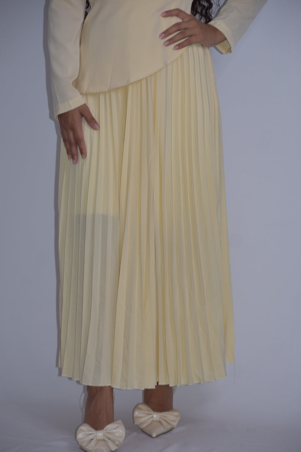 Conjunto de camisa y falda plisada amarilla