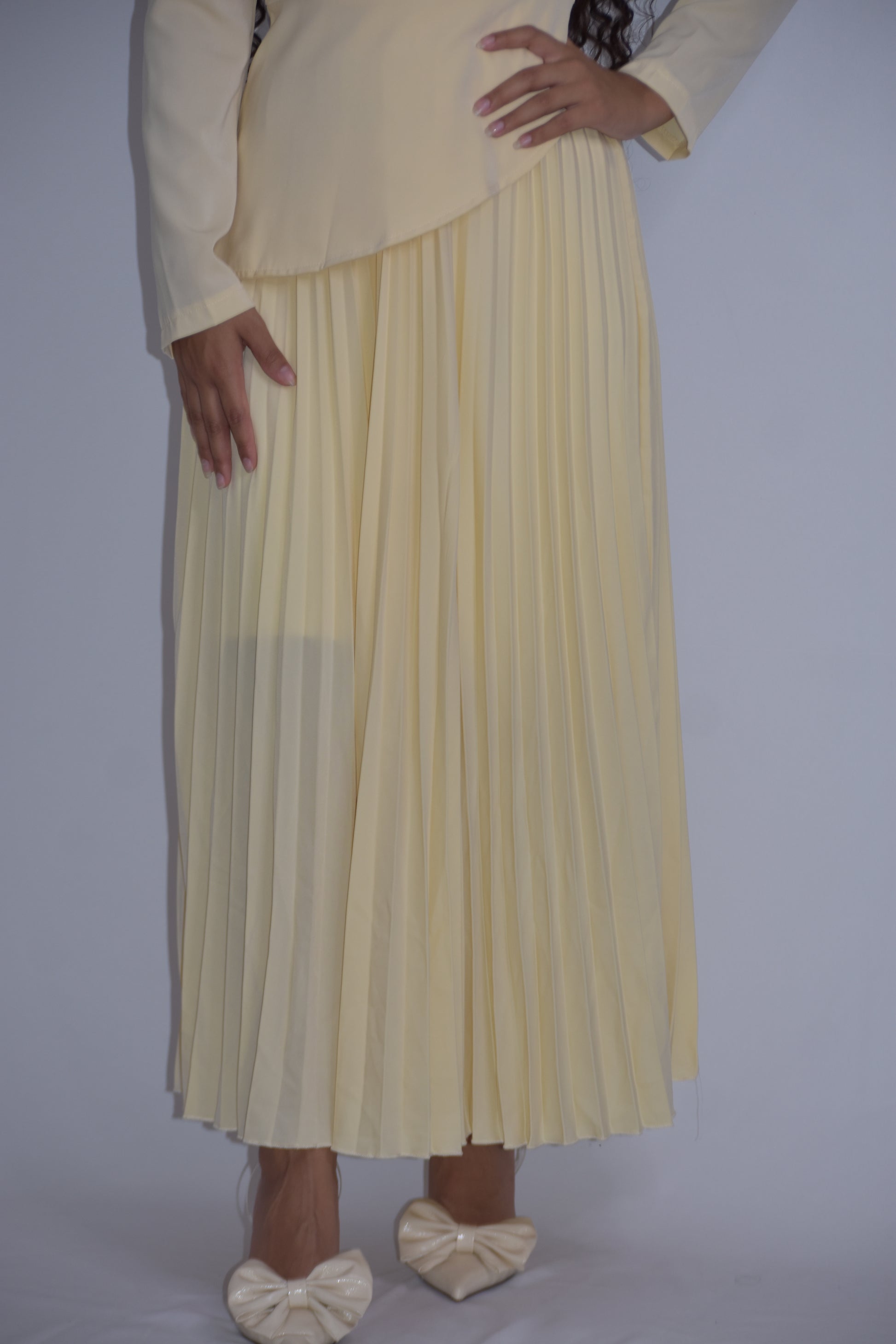 Conjunto de camisa y falda plisada amarilla