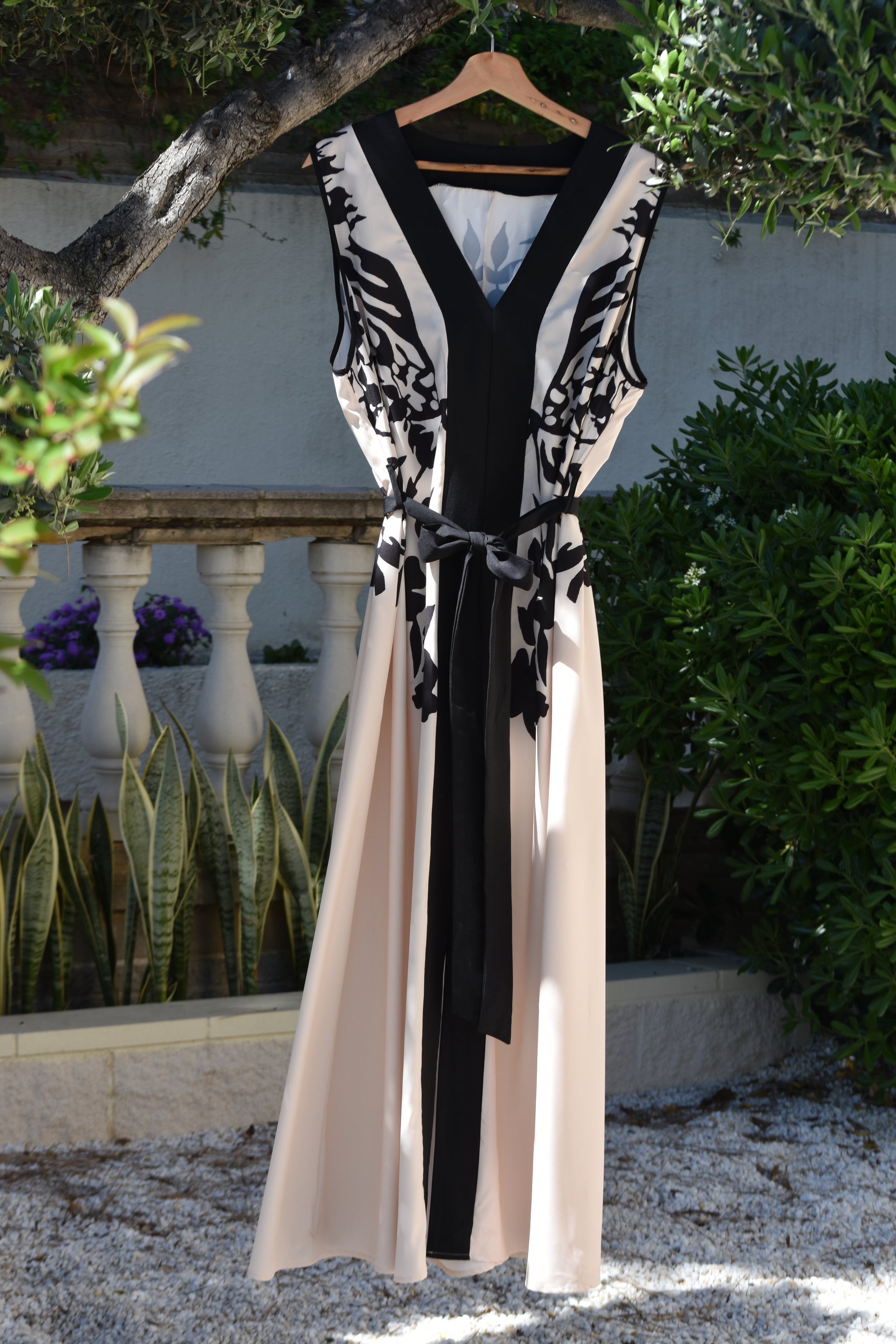 Vestido blanco y patrón negro