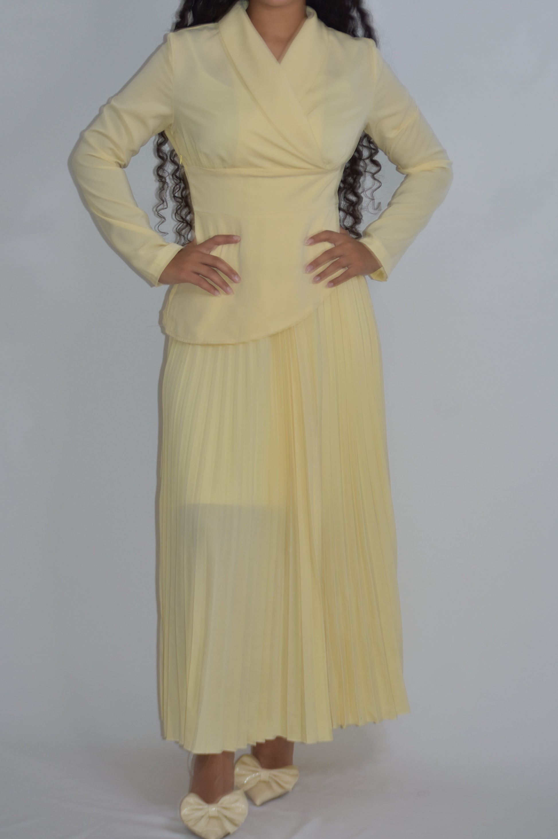 Conjunto de camisa y falda plisada amarilla