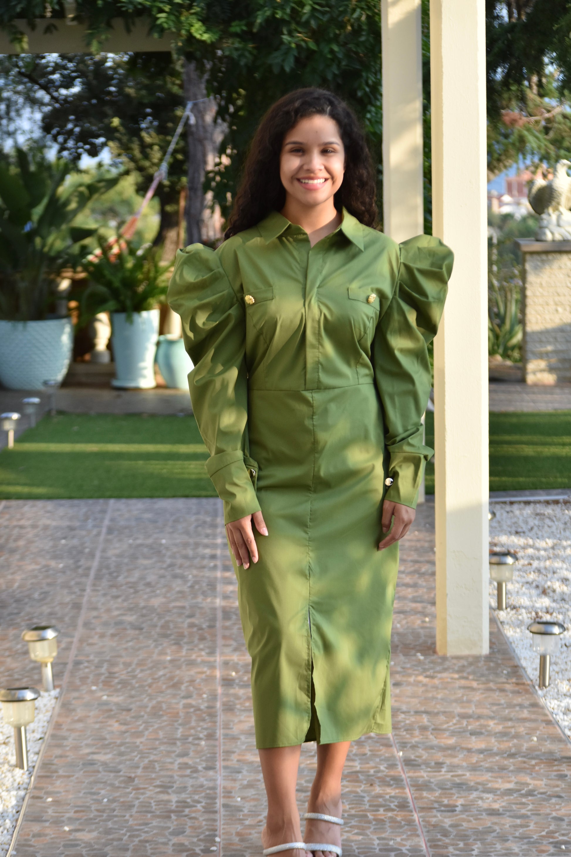 Vestido verde con mangas pomposas largas y botones dorados