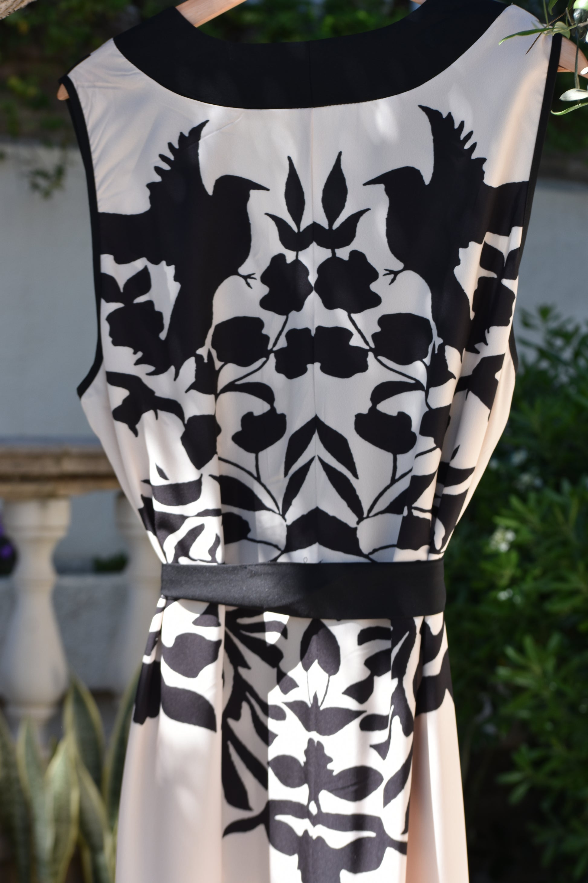 Vestido blanco y patrón negro