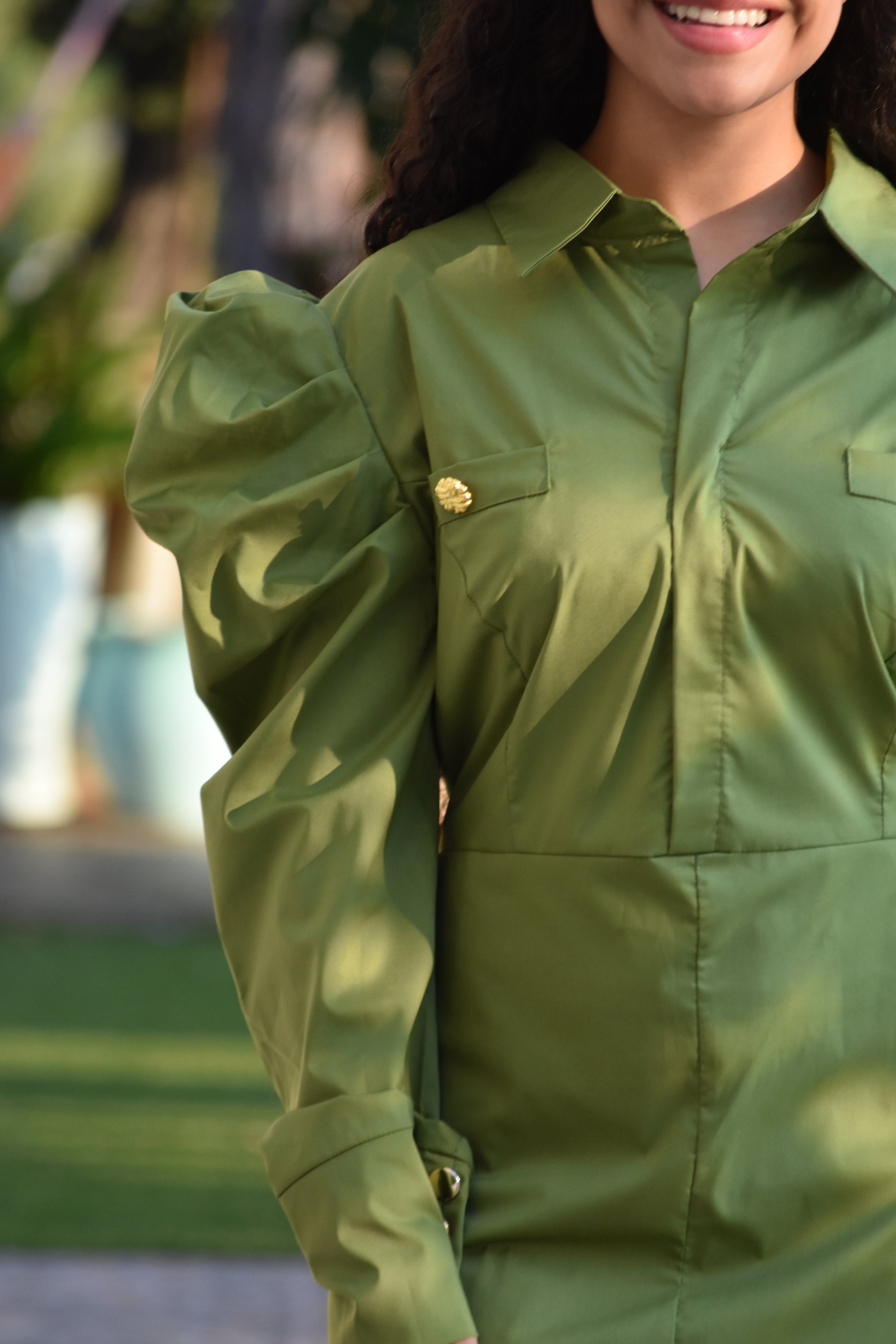 Vestido verde con mangas pomposas largas y botones dorados