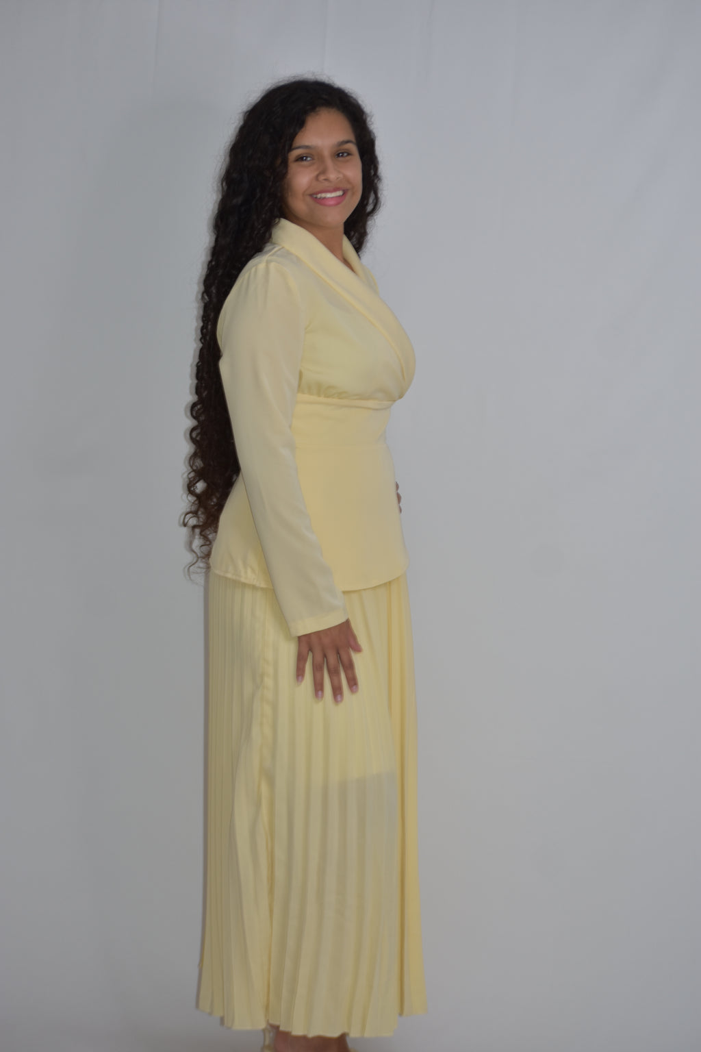 Conjunto de camisa y falda plisada amarilla