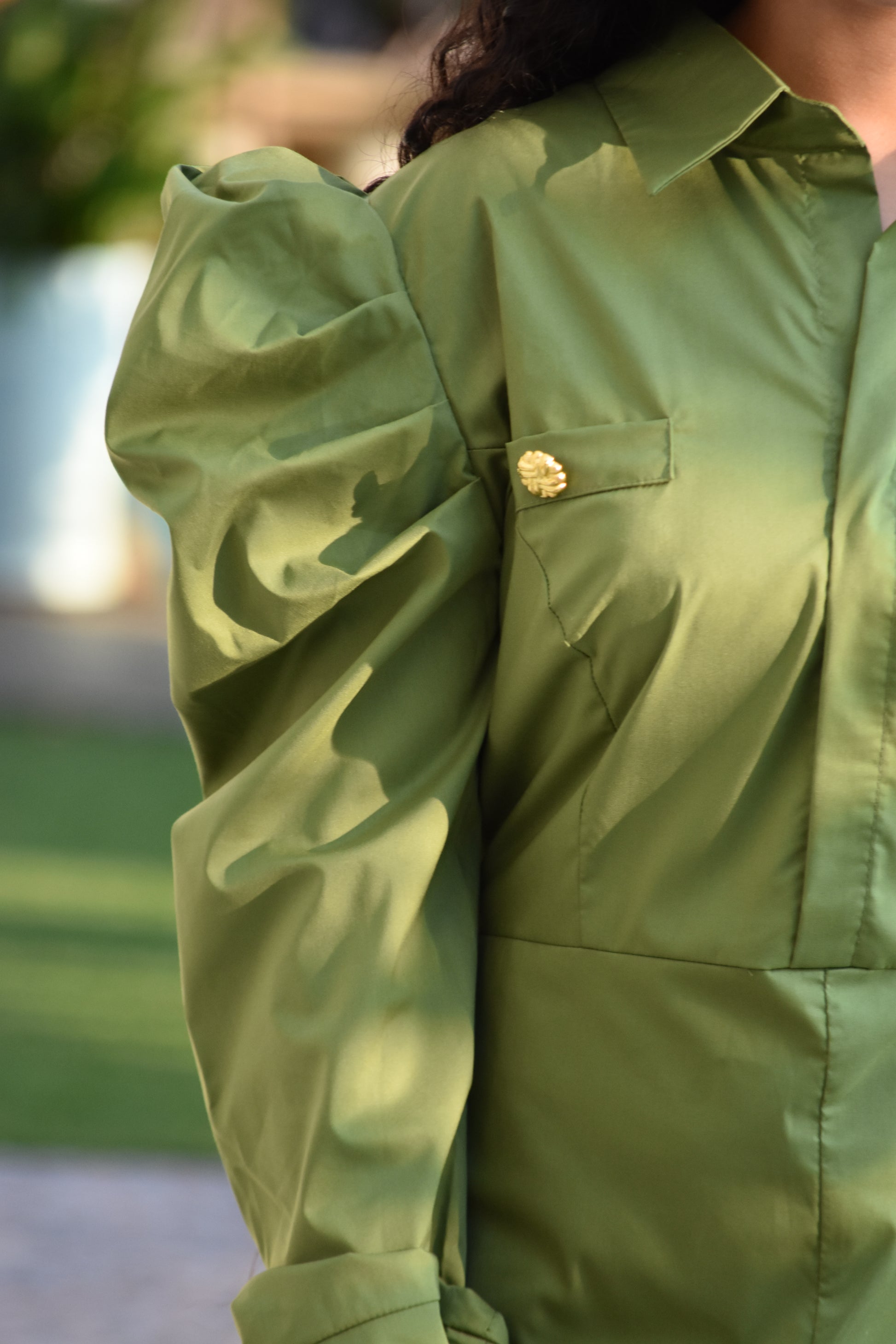 Vestido verde con mangas pomposas largas y botones dorados