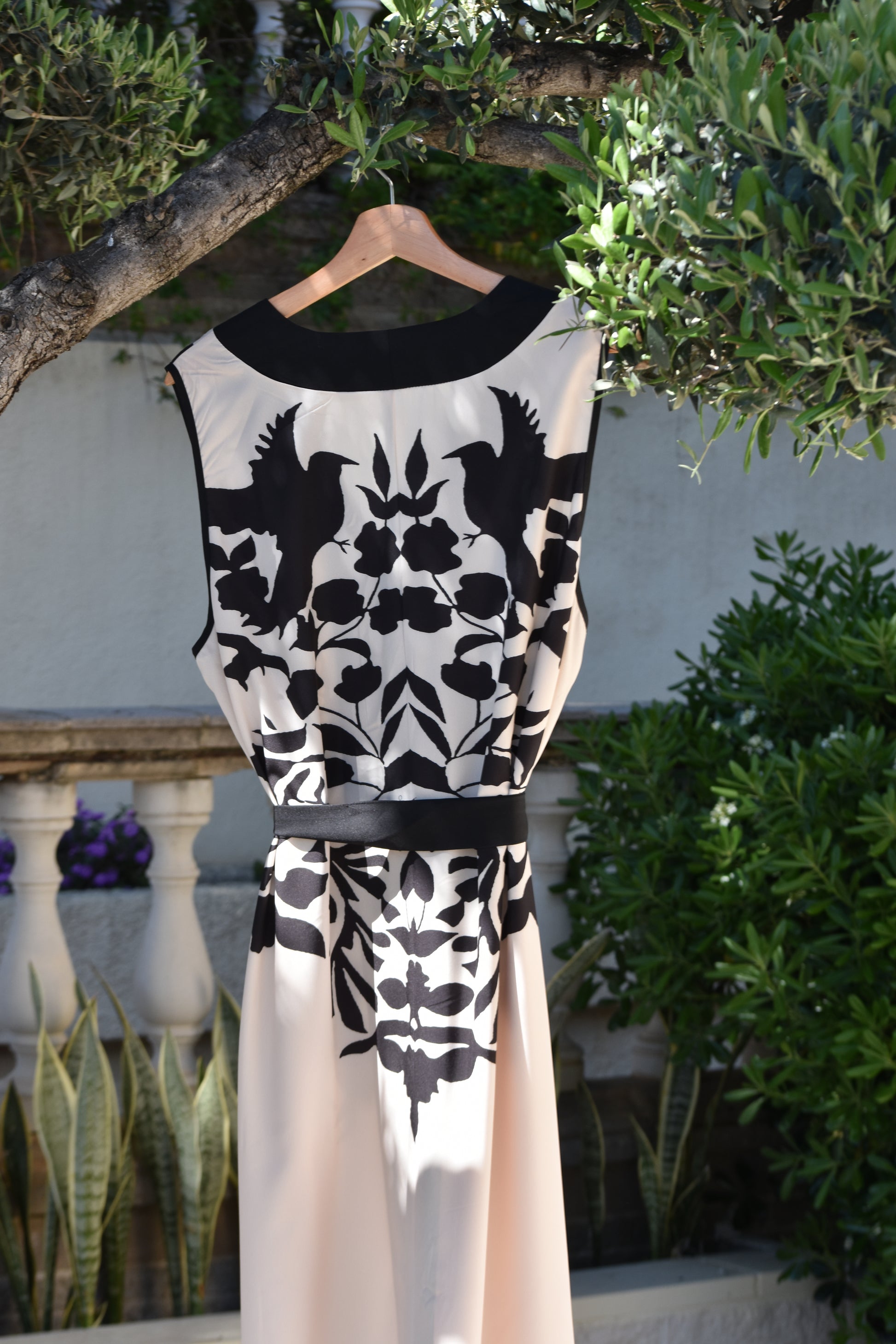 Vestido blanco y patrón negro
